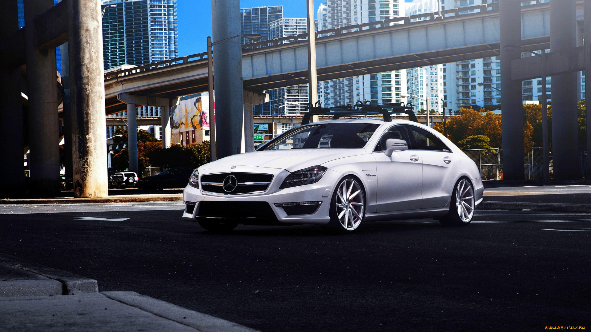 автомобили, mercedes-benz, белый, город, здания, дома, виадук, деревья, осень