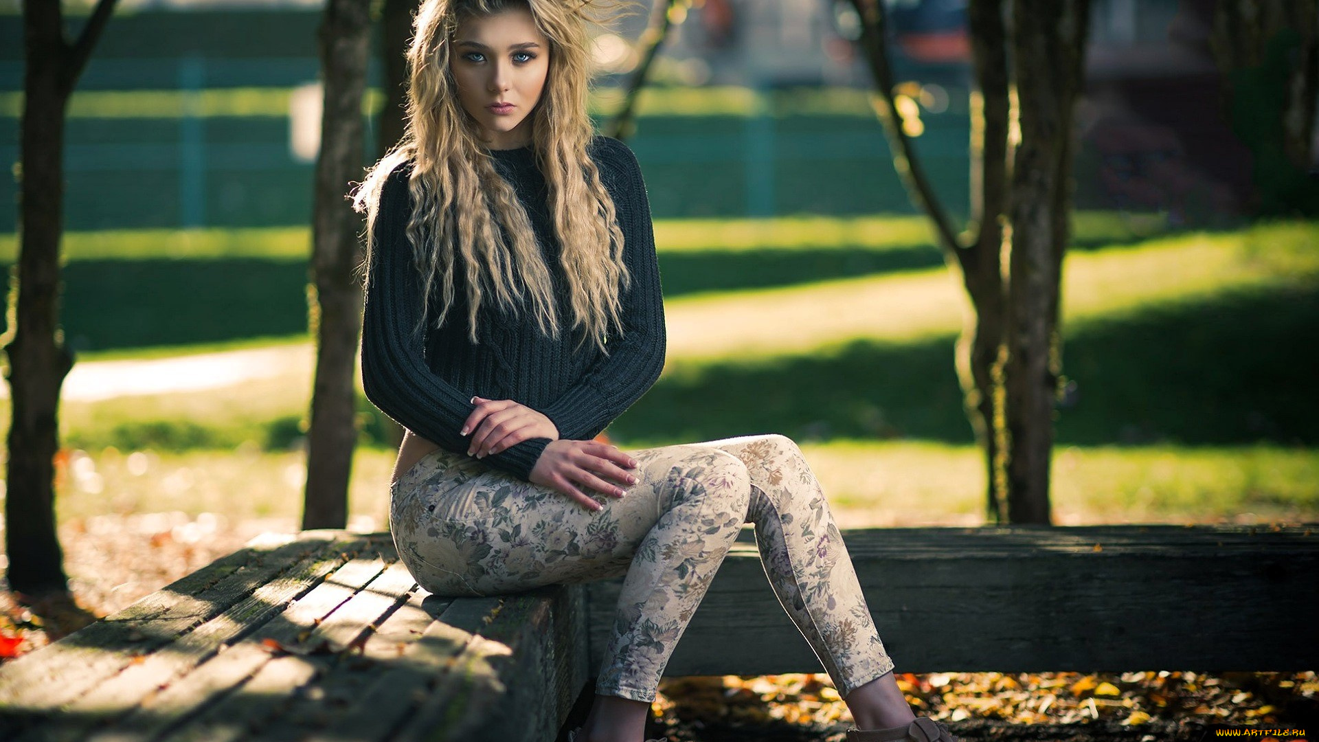 девушки, -, блондинки, , светловолосые, блондинка, свитер, штаны, каблуки, скамейка, листья, осень, парк