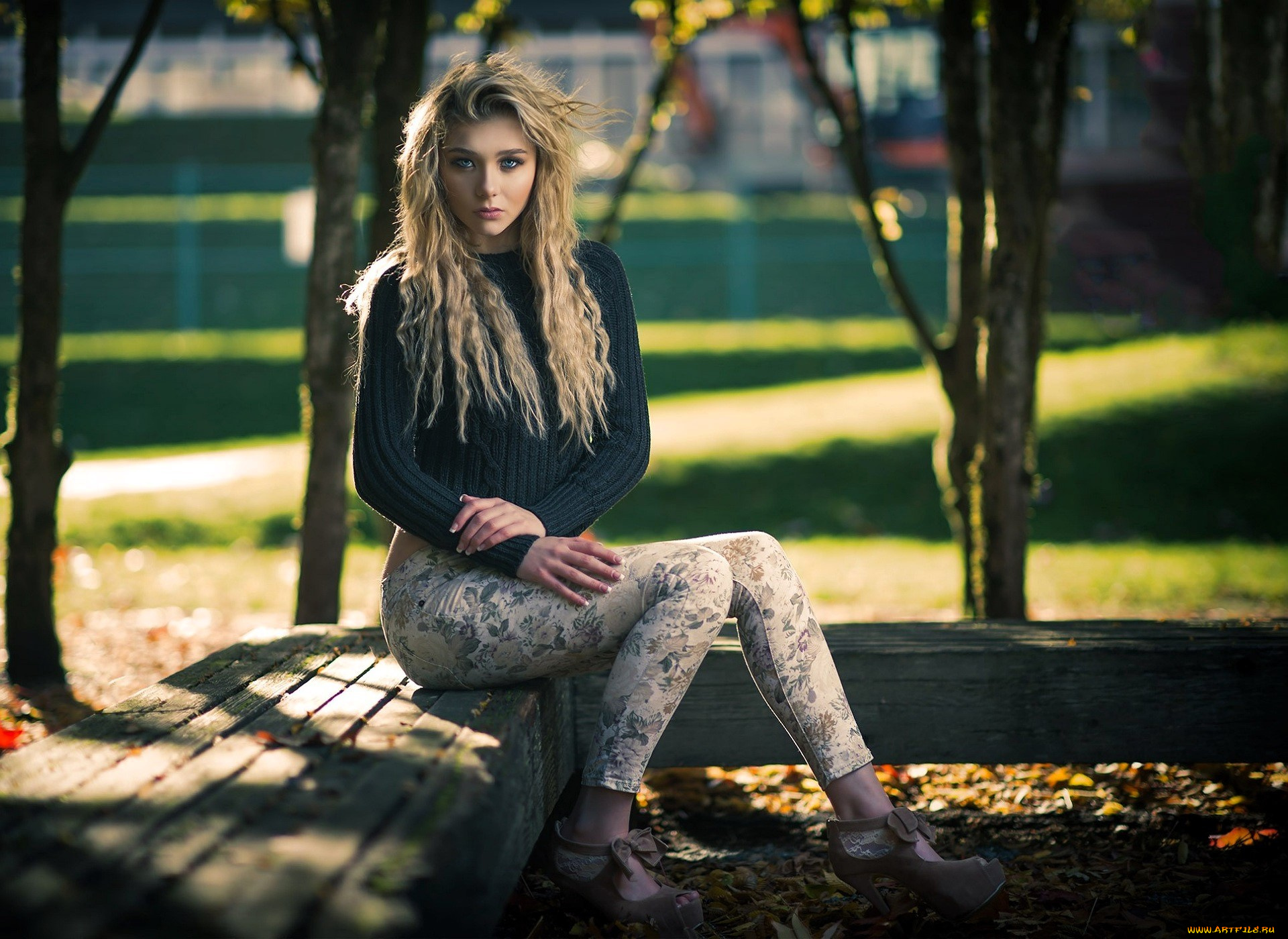 девушки, -, блондинки, , светловолосые, блондинка, свитер, штаны, каблуки, скамейка, листья, осень, парк