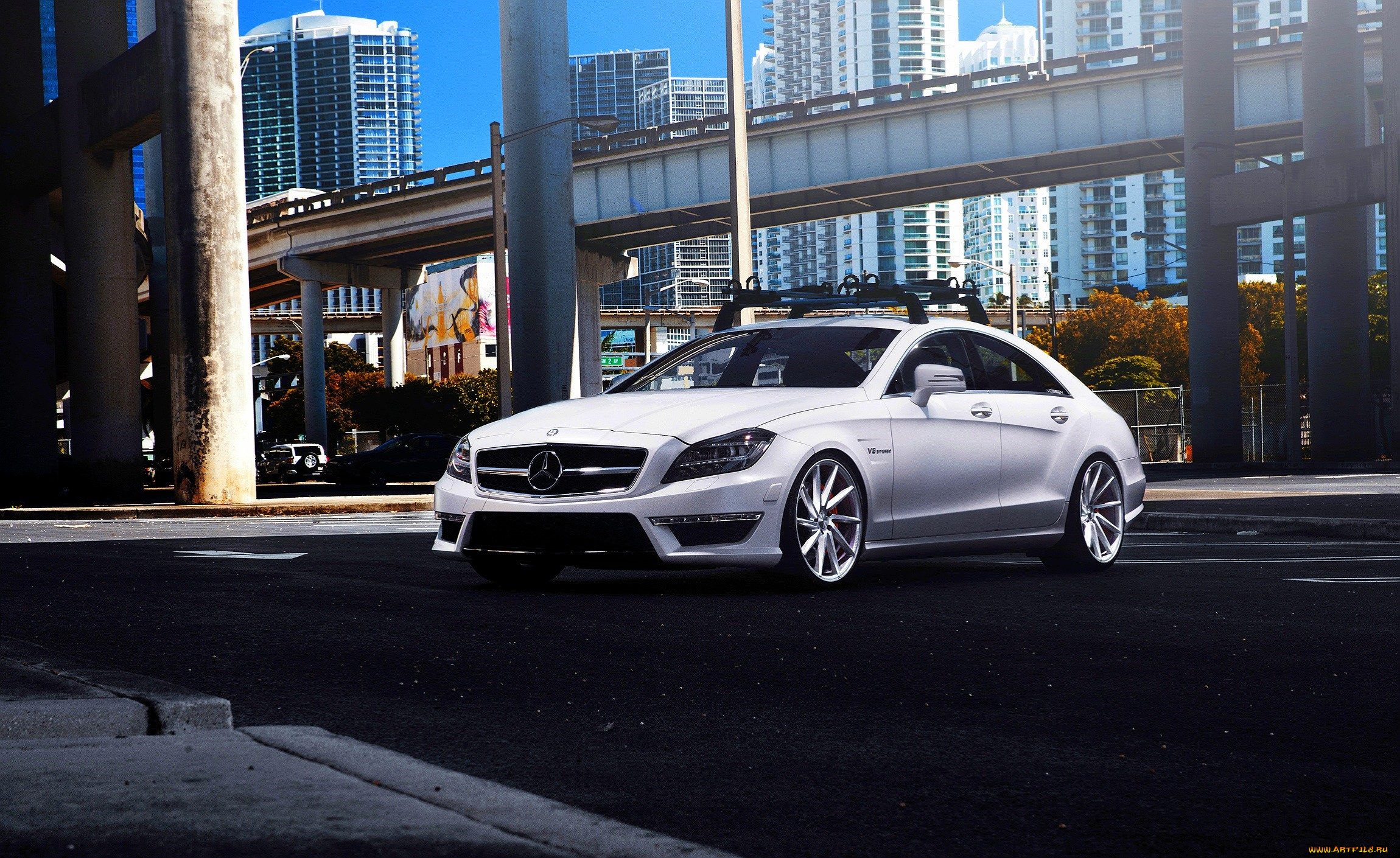 автомобили, mercedes-benz, белый, город, здания, дома, виадук, деревья, осень