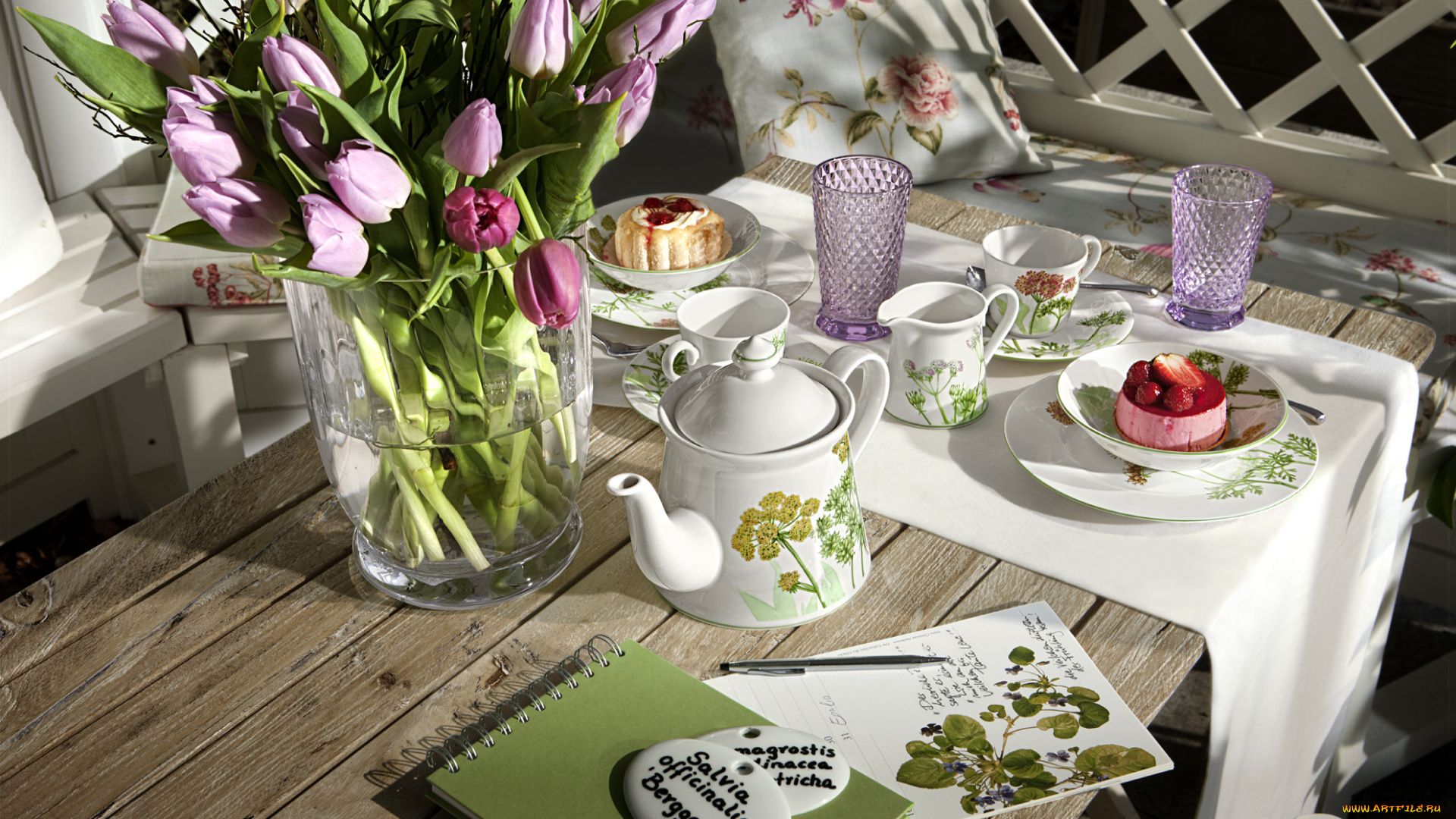 еда, сервировка, чашка, тюльпаны, чайник, ваза, пирожное