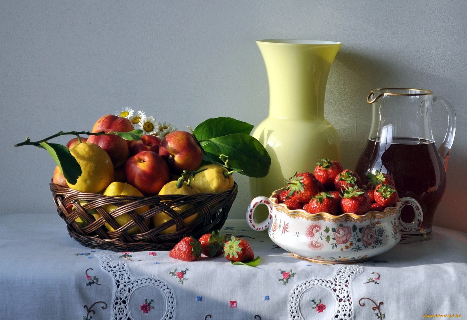 еда, натюрморт, кувшины, ромашки, нектарины, лимоны, корзинка, клубника