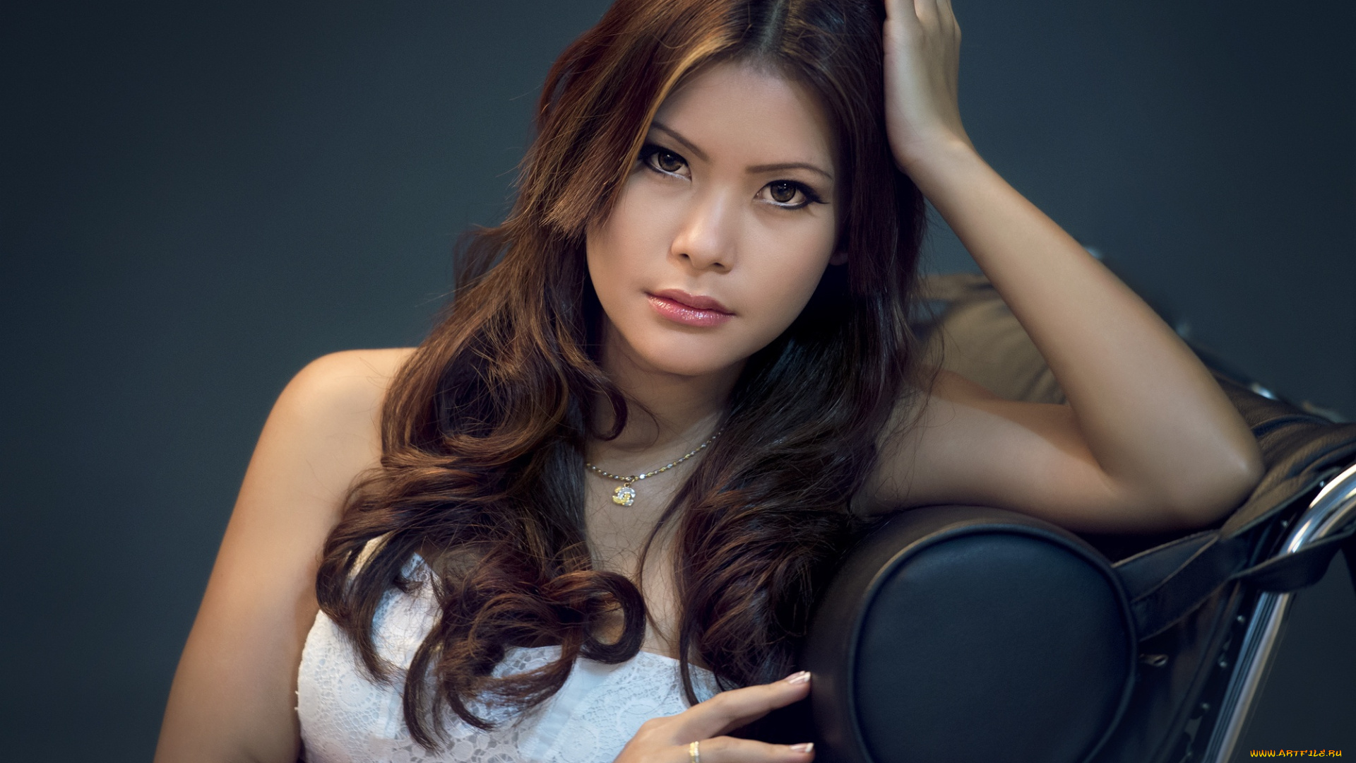 девушки, -unsort, , брюнетки, , шатенки, брюнетка, платье, девушка, кулон, портрет, кресло, украшение