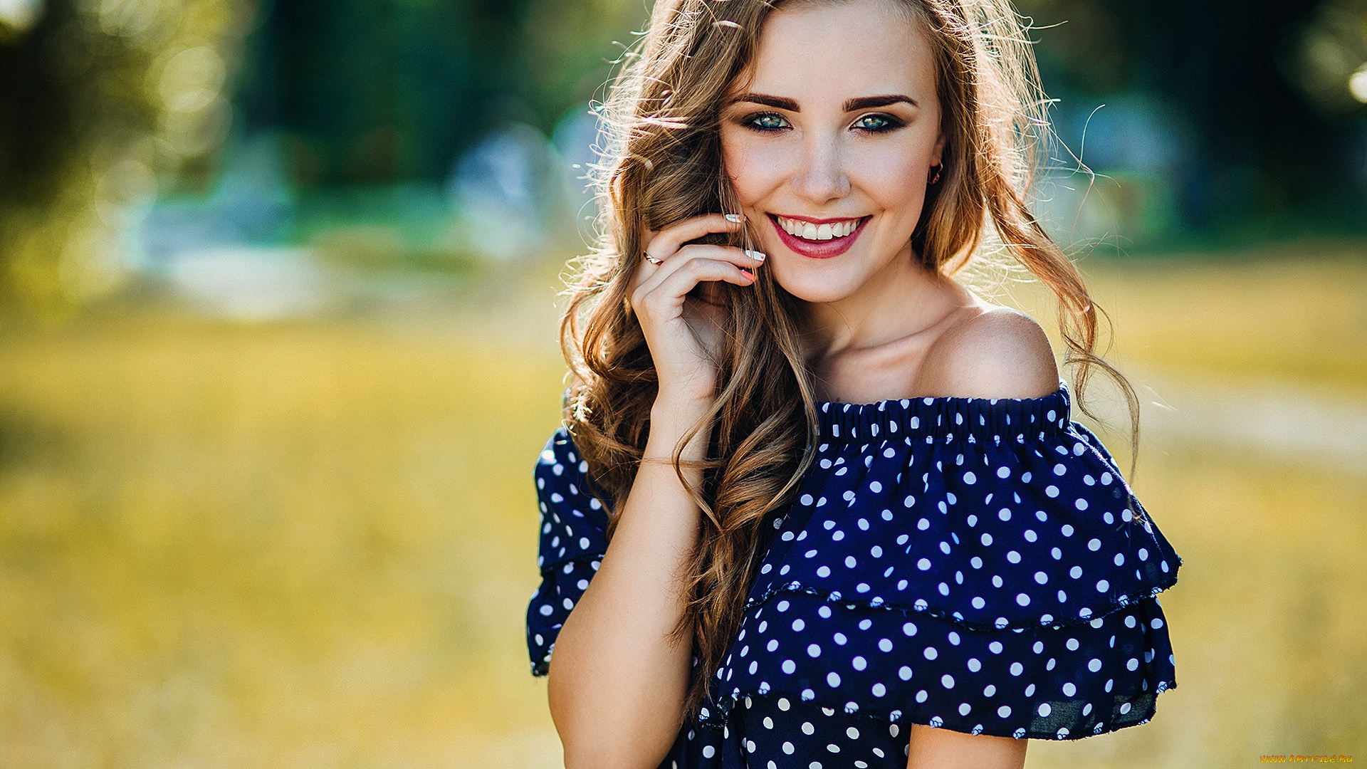 девушки, -unsort, , брюнетки, , шатенки, локоны, шатенка, девушка, декольте, платье, радость, улыбка, плечи