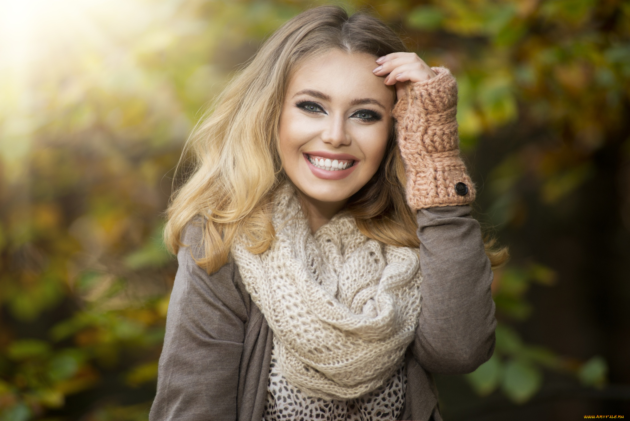 девушки, -unsort, , блондинки, митенки, улыбка, лучи, осень, пальто, макияж, шарф, девушка, шатенка
