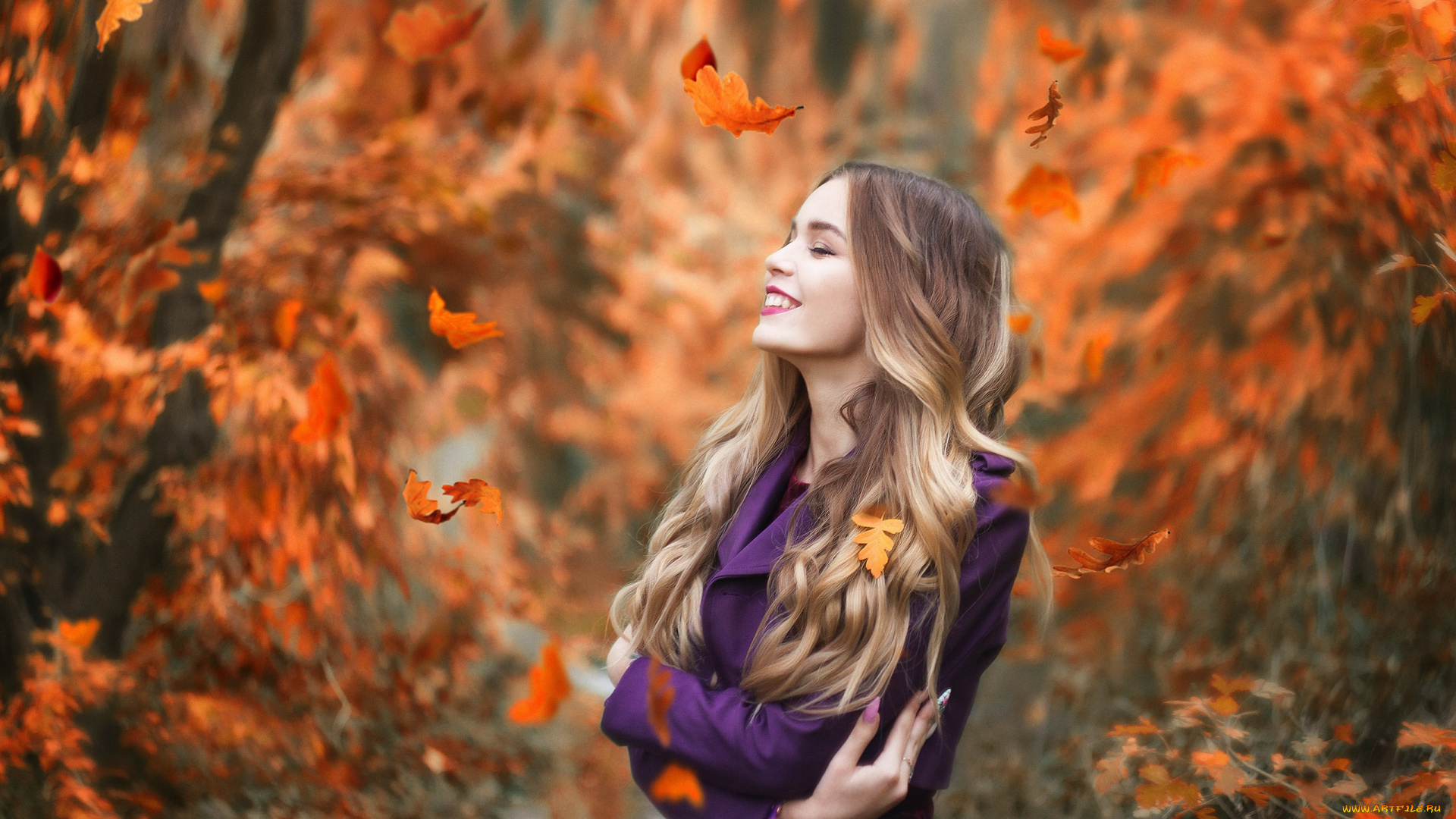 девушки, -unsort, , блондинки, , светловолосые, красная, помада, ombre, hair, скрещенные, руки, закрытые, глаза, гламур, фиолетовое, пальто, одежда, женщины, на, открытом, воздухе, длинные, волосы, блондинка, природа, листья, улыбка, осень