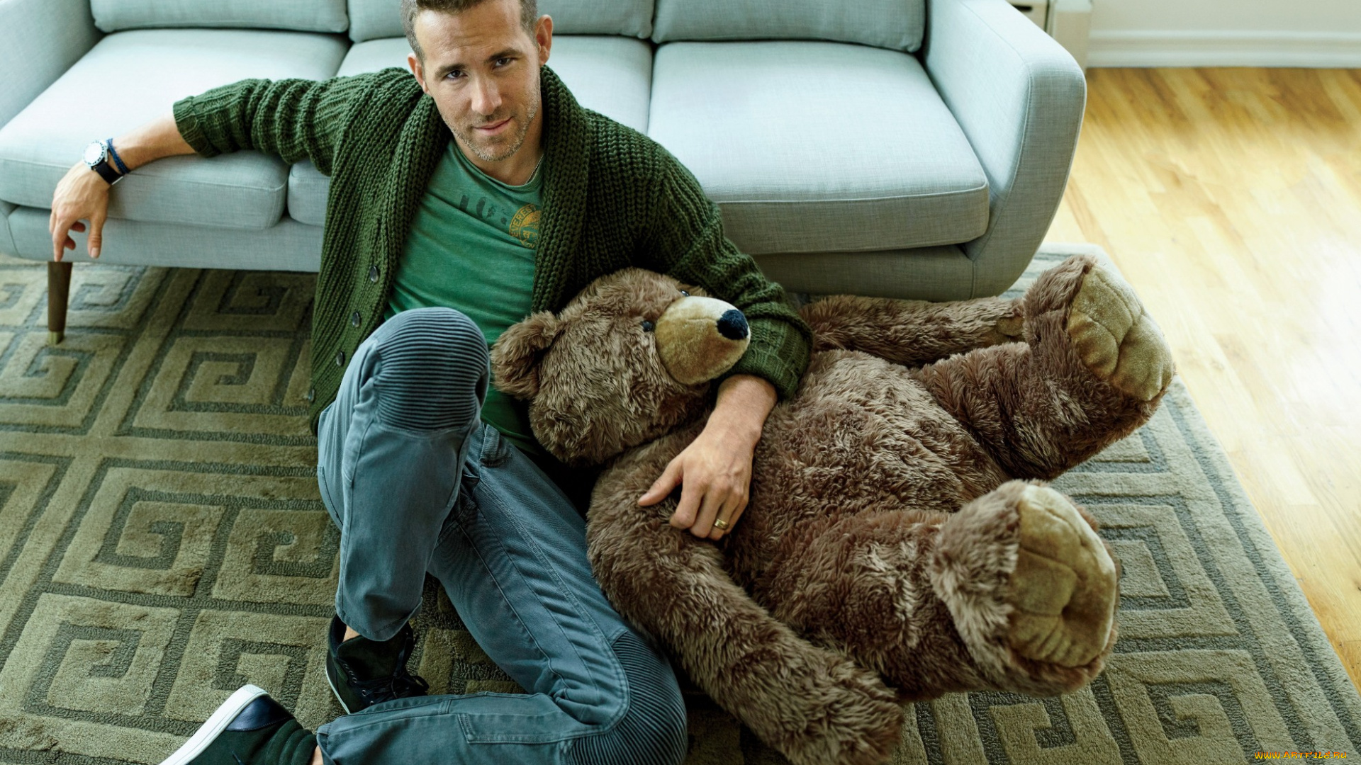 мужчины, ryan, reynolds, актер, диван, ковер, медведь, джинсы, кофта