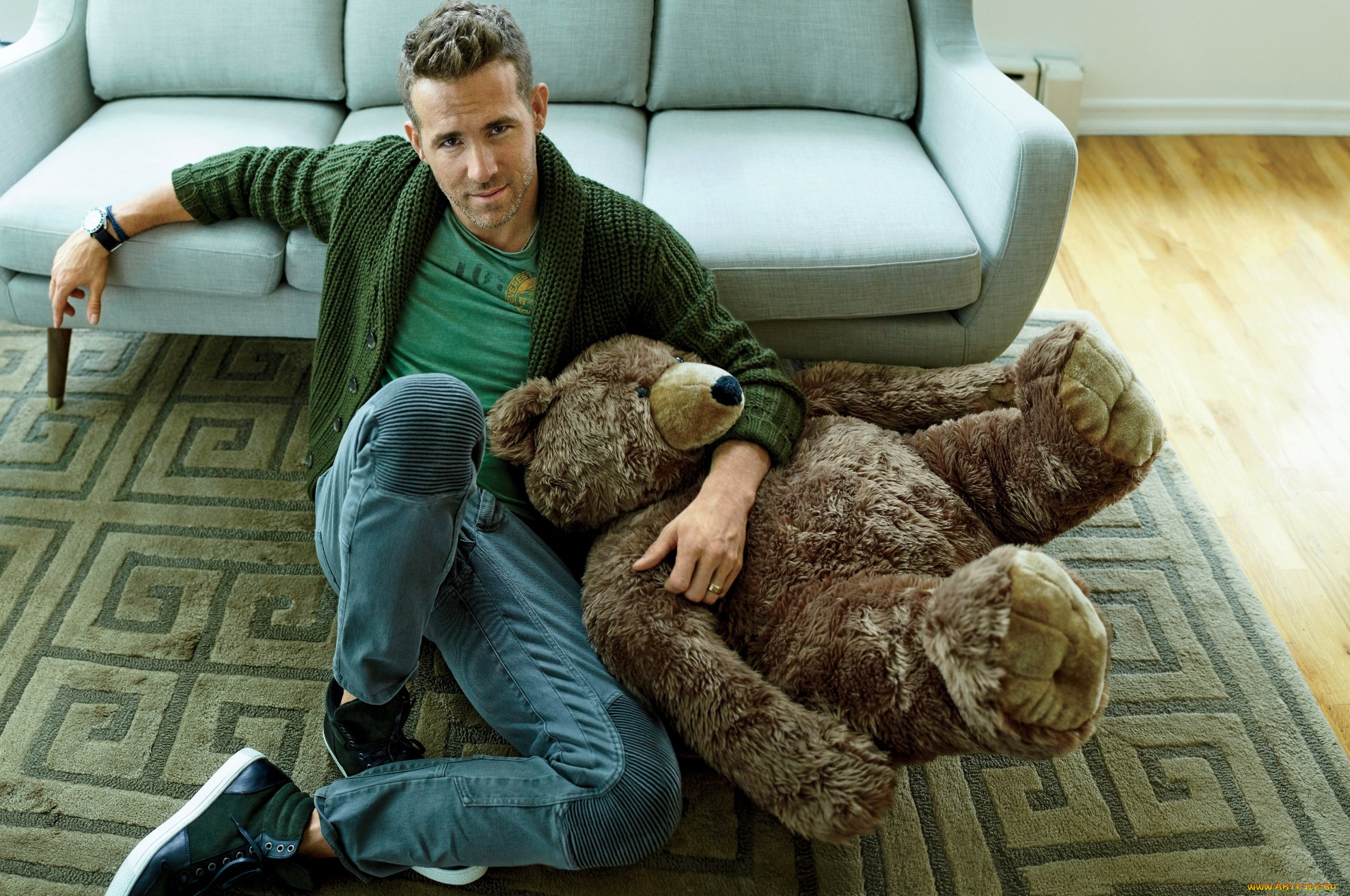 мужчины, ryan, reynolds, актер, диван, ковер, медведь, джинсы, кофта