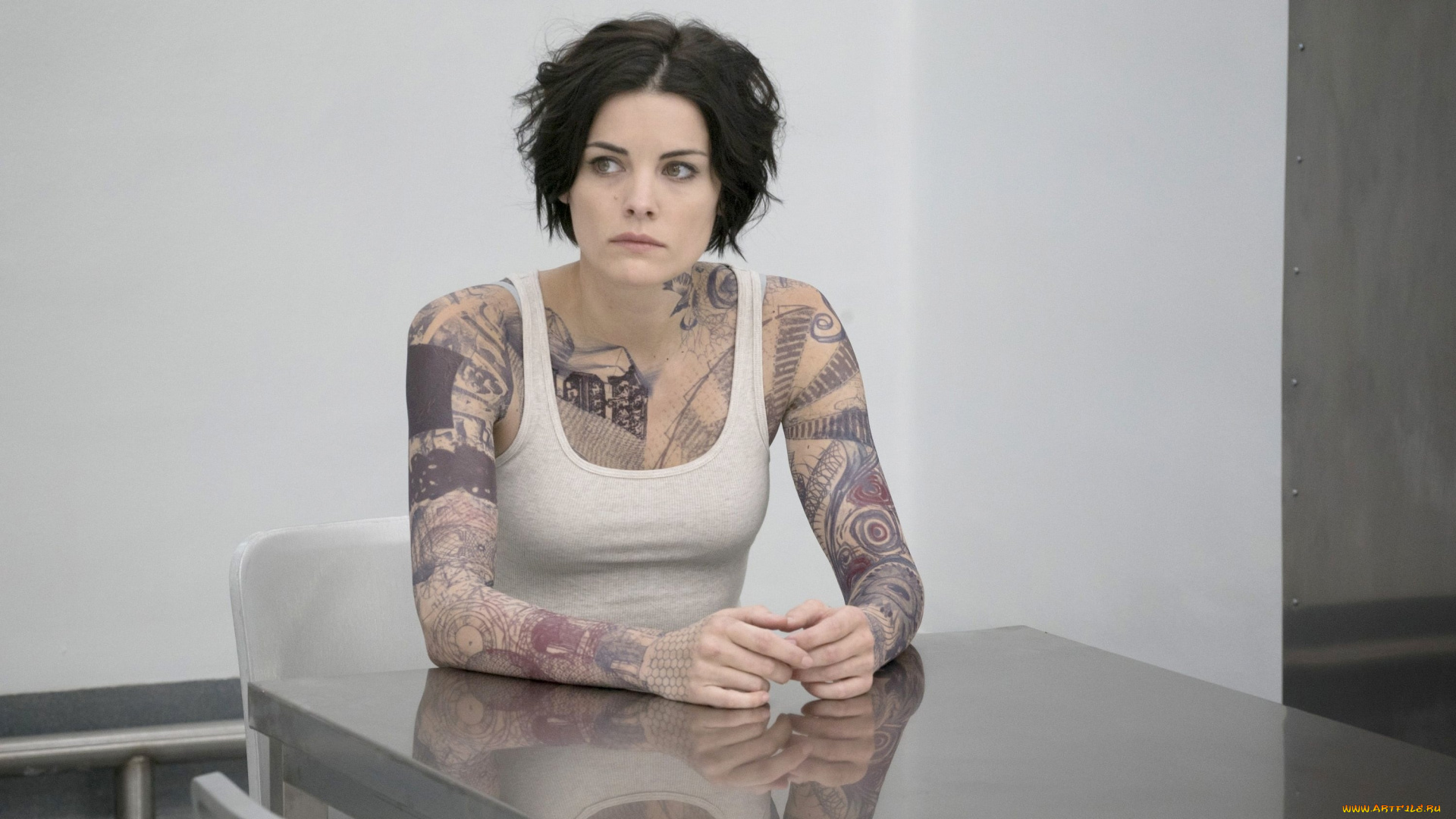 кино, фильмы, blindspot, , сериал, женщина, тату, майка, стол