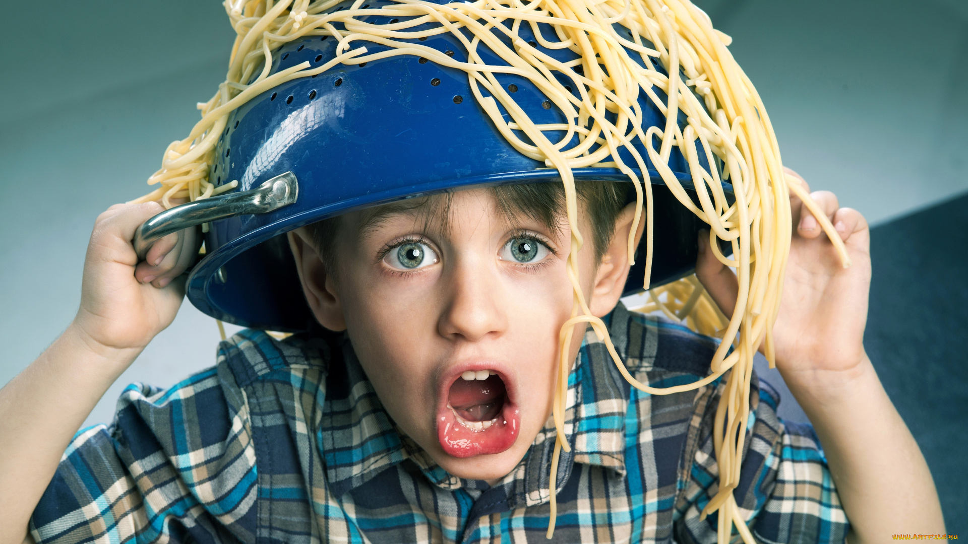 юмор, и, приколы, мальчик, крик, дуршлаг, макароны