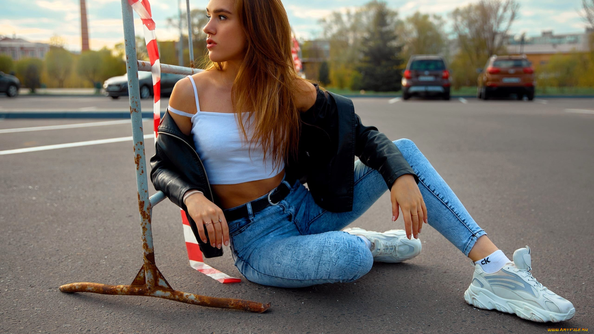 девушки, -, рыжеволосые, и, разноцветные, рыжая, майка, куртка, джинсы, кроссовки, парковка, машины