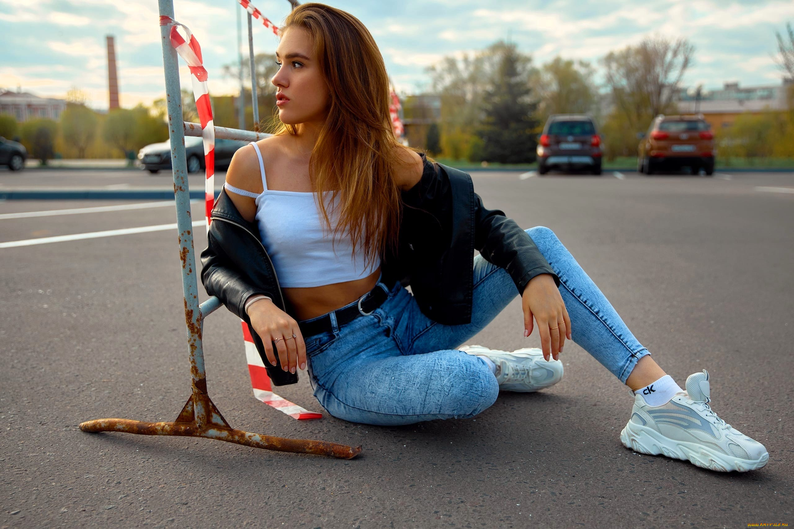 девушки, -, рыжеволосые, и, разноцветные, рыжая, майка, куртка, джинсы, кроссовки, парковка, машины