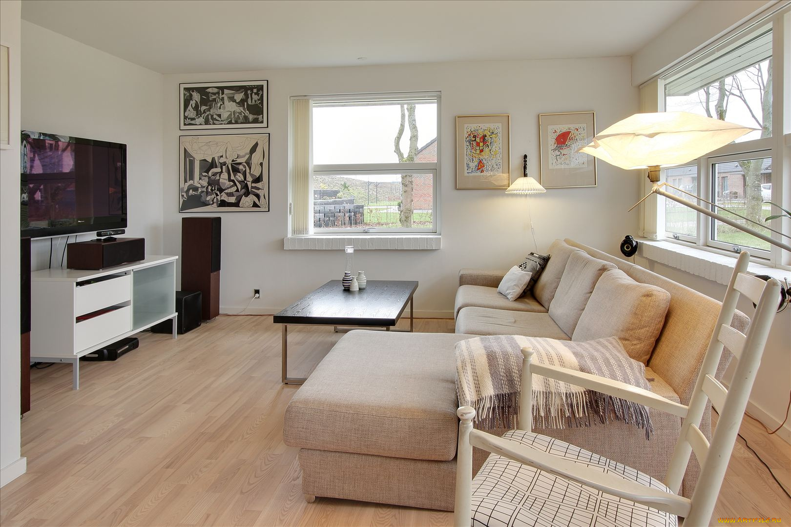 интерьер, гостиная, диван, стол, тумбочки, картины