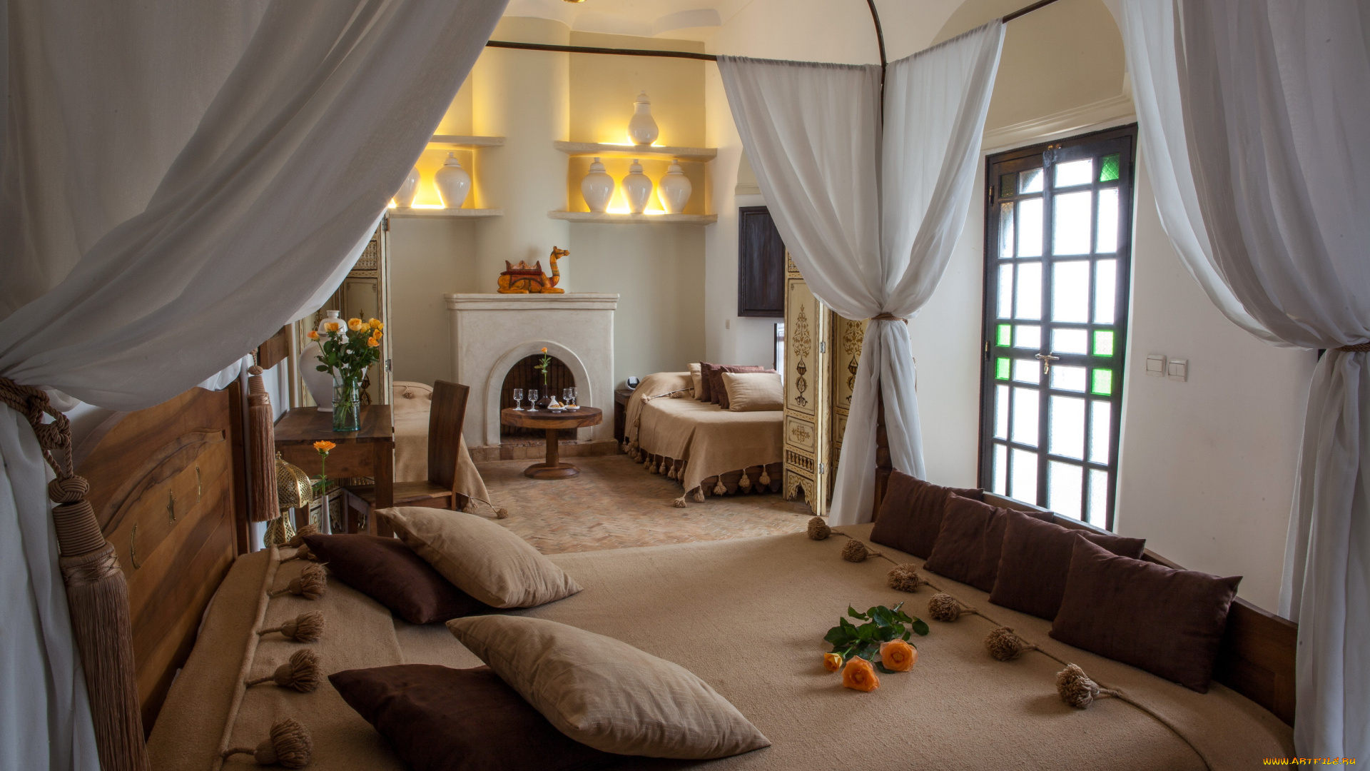 интерьер, спальня, кровать, цветы, камин, столик