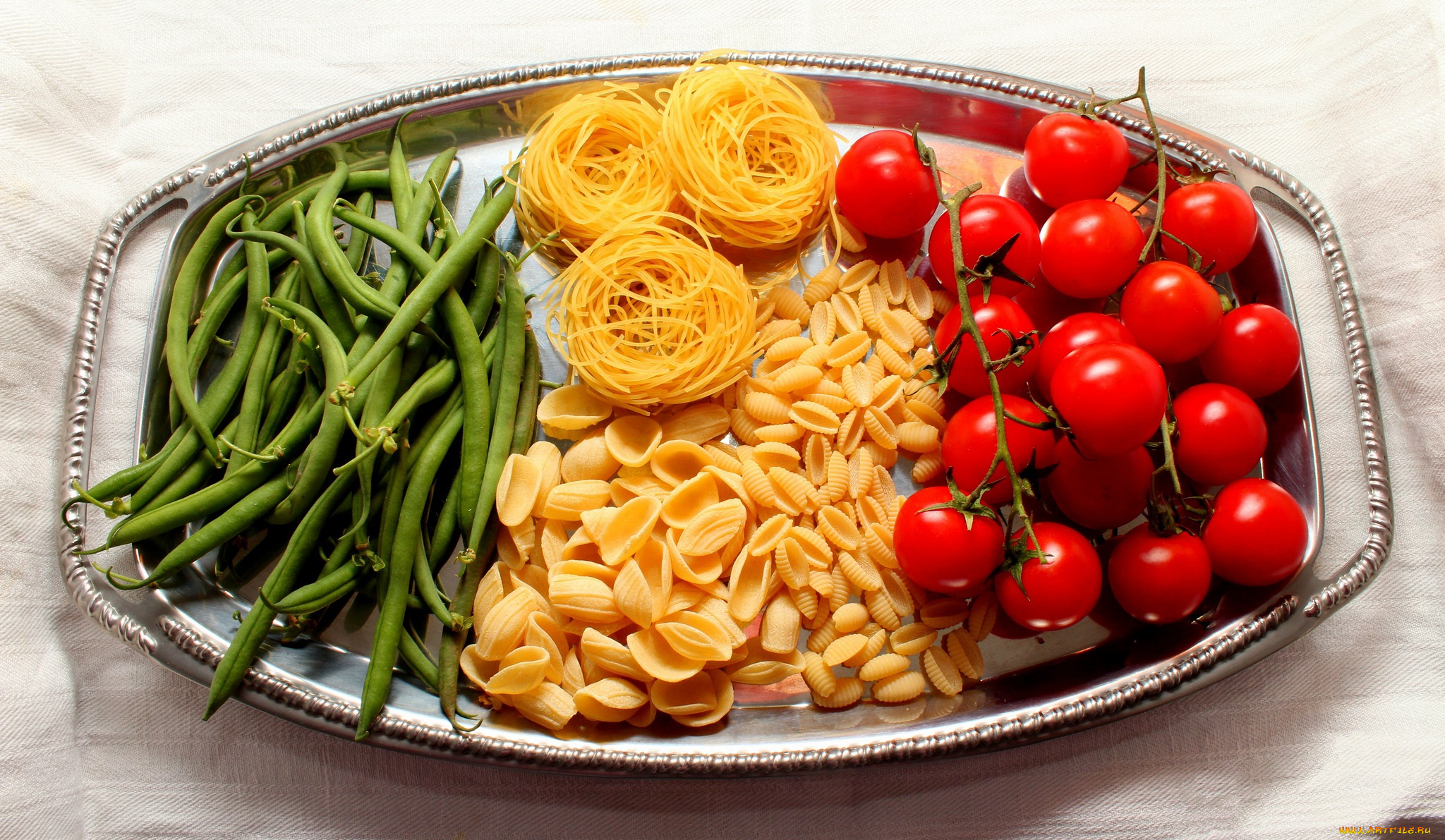 еда, натюрморт, поднос, фасоль, макароны, помидоры