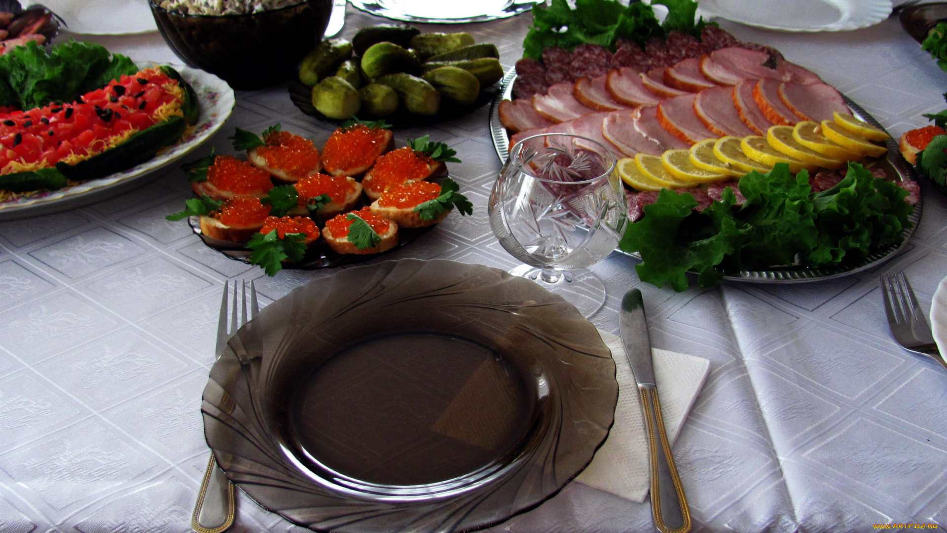 еда, сервировка, колбаса, нарезка, икра, салат