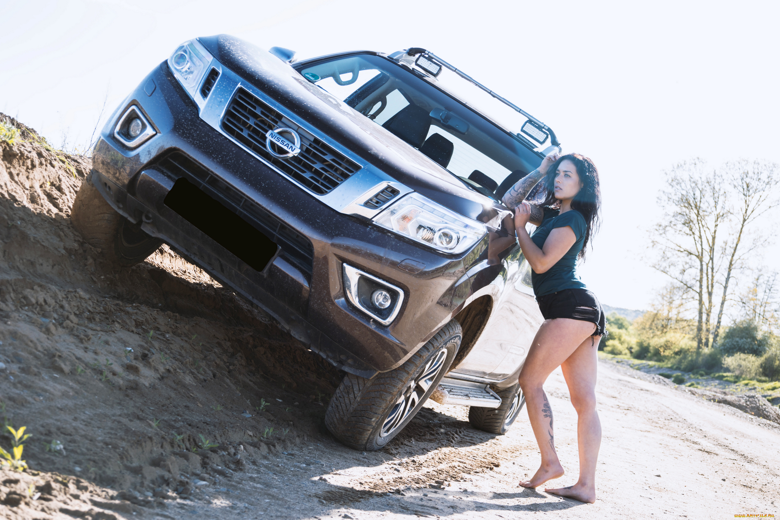 автомобили, -авто, с, девушками, nissan, navara, terrano, бездорожье, грязь, пикапы, женщины, модель, брюнетки, задница, ноги, тату, босиком, на, цыпочках, в, машинах, природе