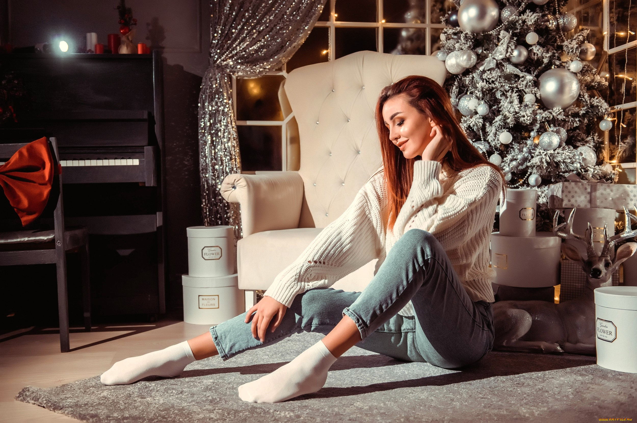 девушки, -, рыжеволосые, и, разноцветные, рыжая, свитер, джинсы, носки, ёлка, новый, год, подарки, кресло, пианино, штора
