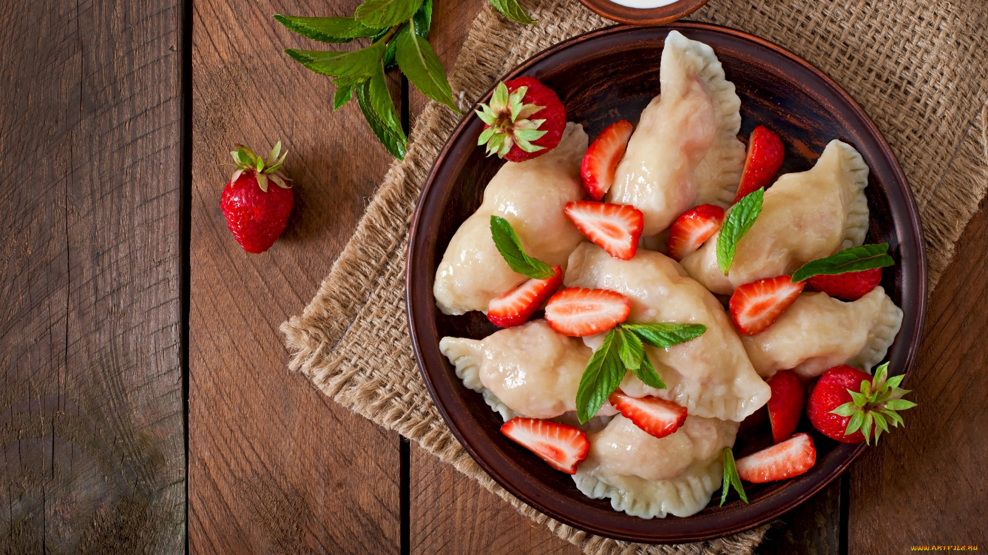 еда, пельмени, , манты, , вареники, мята, вареники, ягоды, клубника, сметана