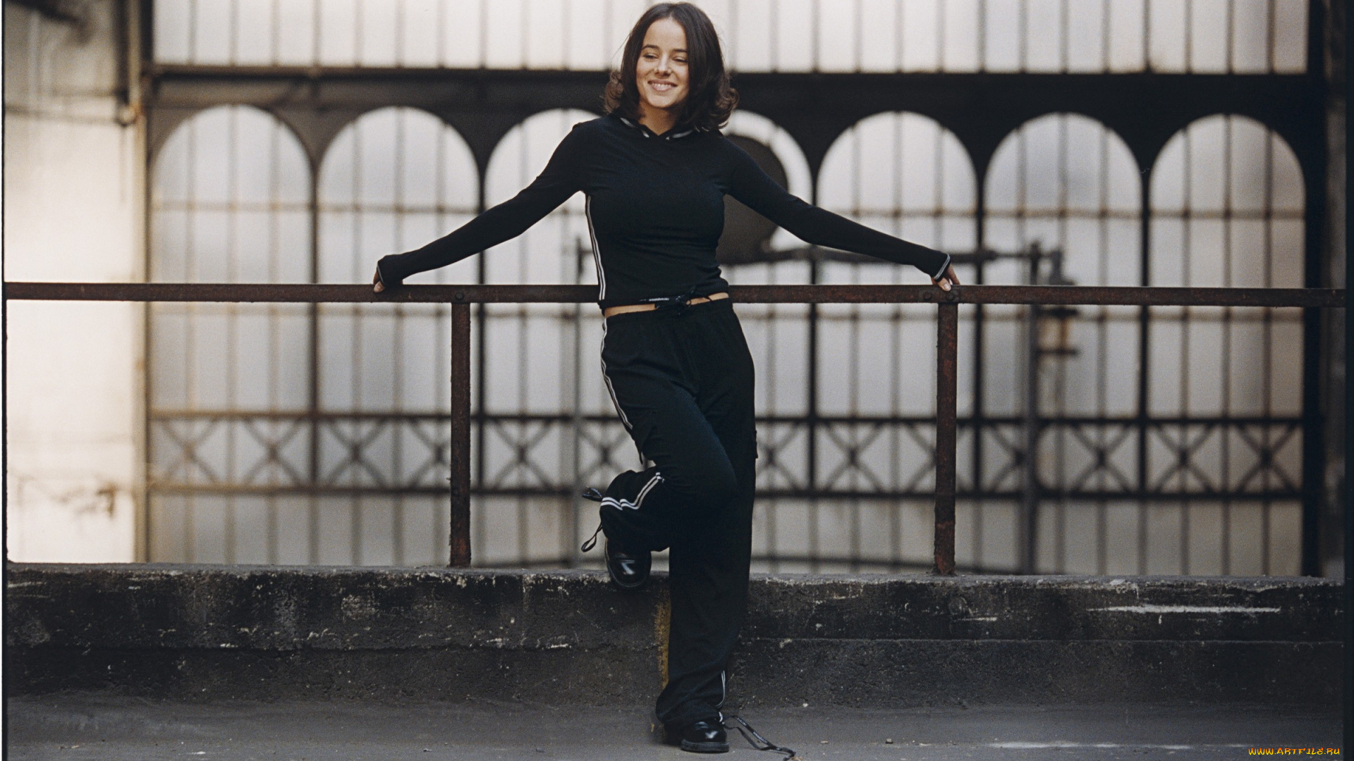 музыка, alizee, французская, певица, ализе, жакоте, брюнетка, темные, глаза, тренировка, черные, наряды, брюки, женщины, стоя, улыбается, знаменитость