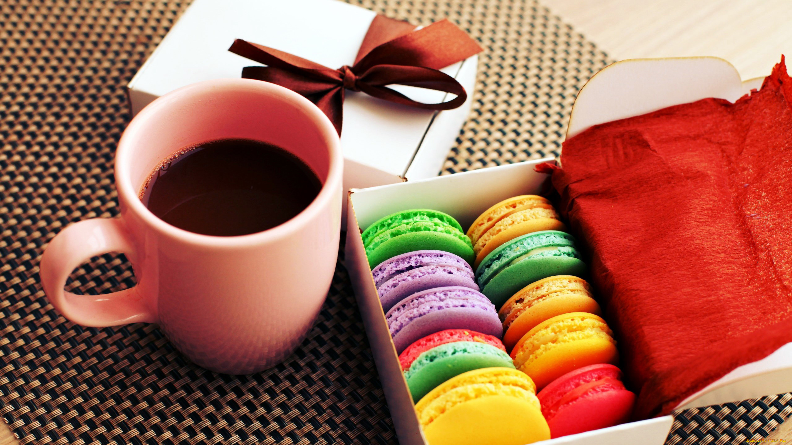 еда, макаруны, кофе, подарок