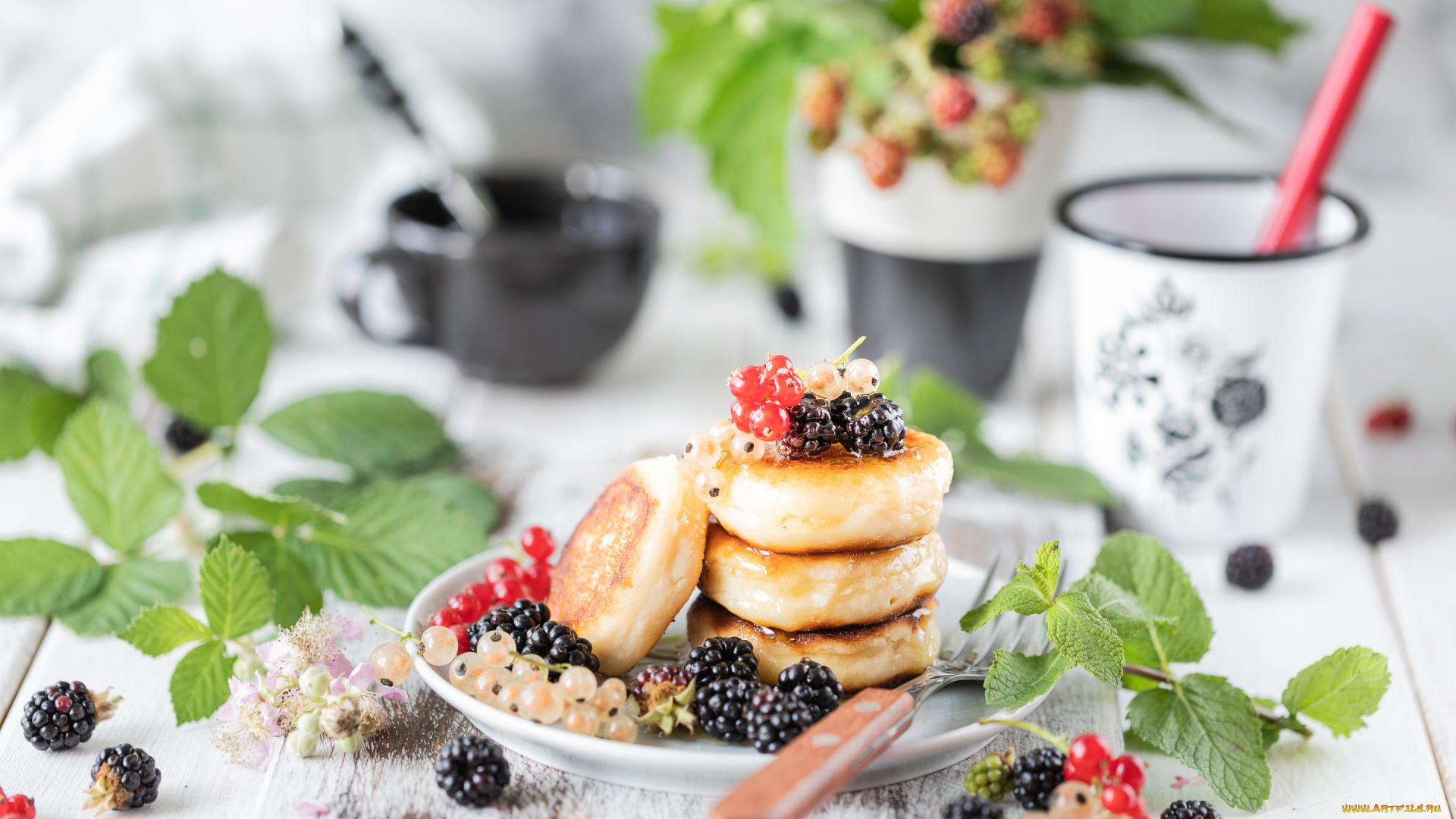 еда, блины, , оладьи, ягоды, завтрак, мед, смородина, ежевика, оладьи