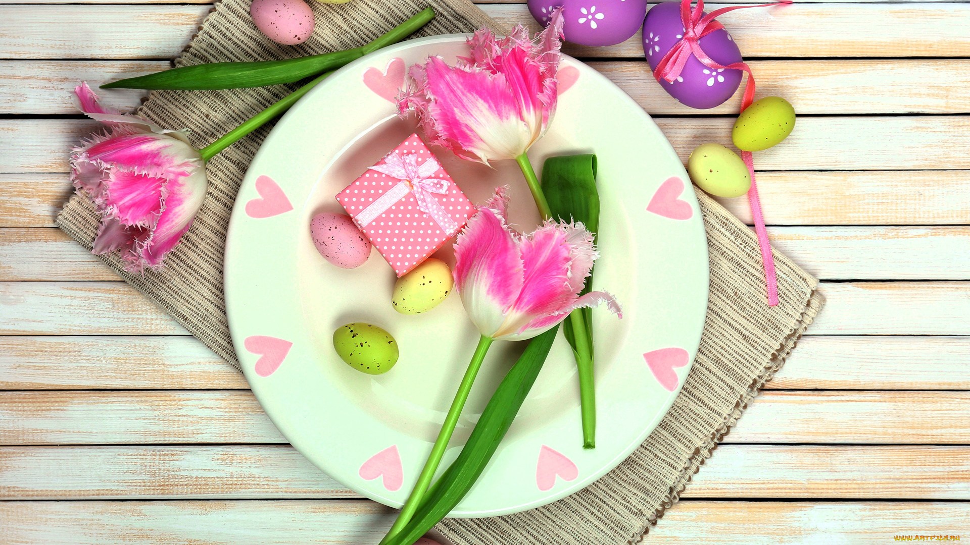 праздничные, пасха, тарелка, цветы, тюльпаны, яйца, подарок, коробочка