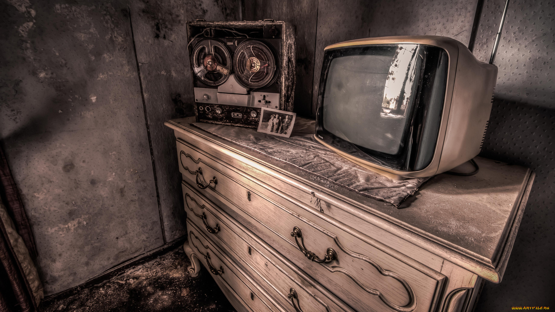 разное, ретро, , винтаж, угол, шифоньер, магнитофон, телевизор, старье