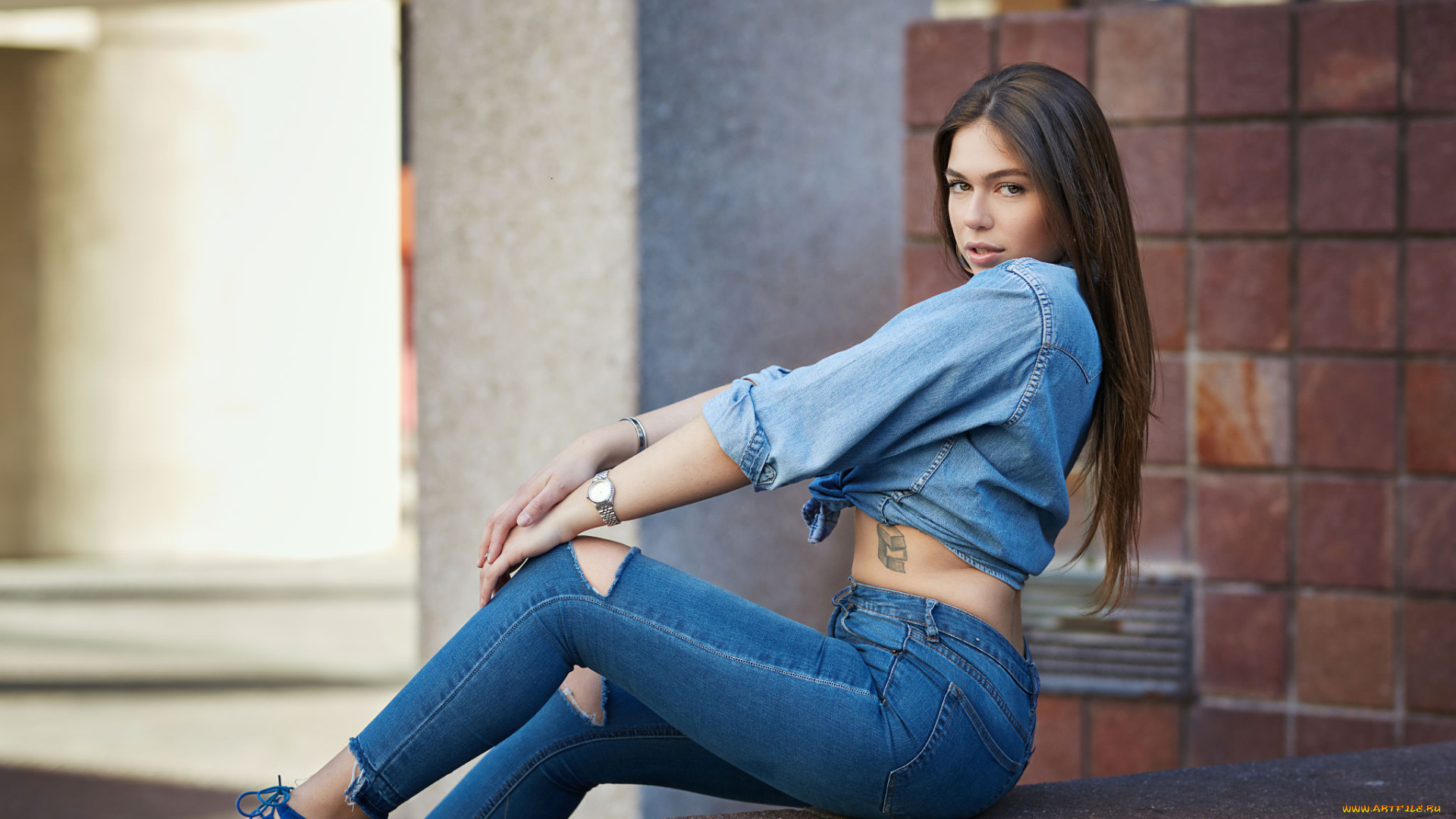 девушки, -unsort, , брюнетки, темноволосые, джинсы, длинные, волосы, часы, портрет, джинсовая, рубашка, тату, рваные, руки, на, коленях