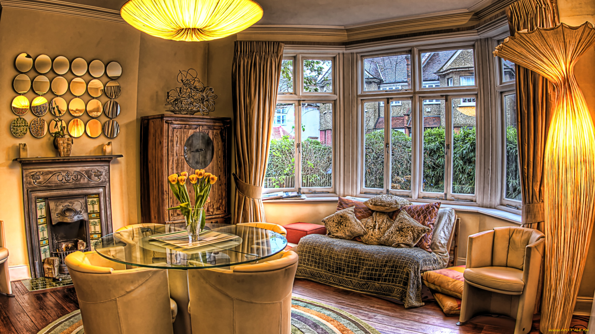 интерьер, гостиная, люстра, шторы, камин, окна, букет, столик