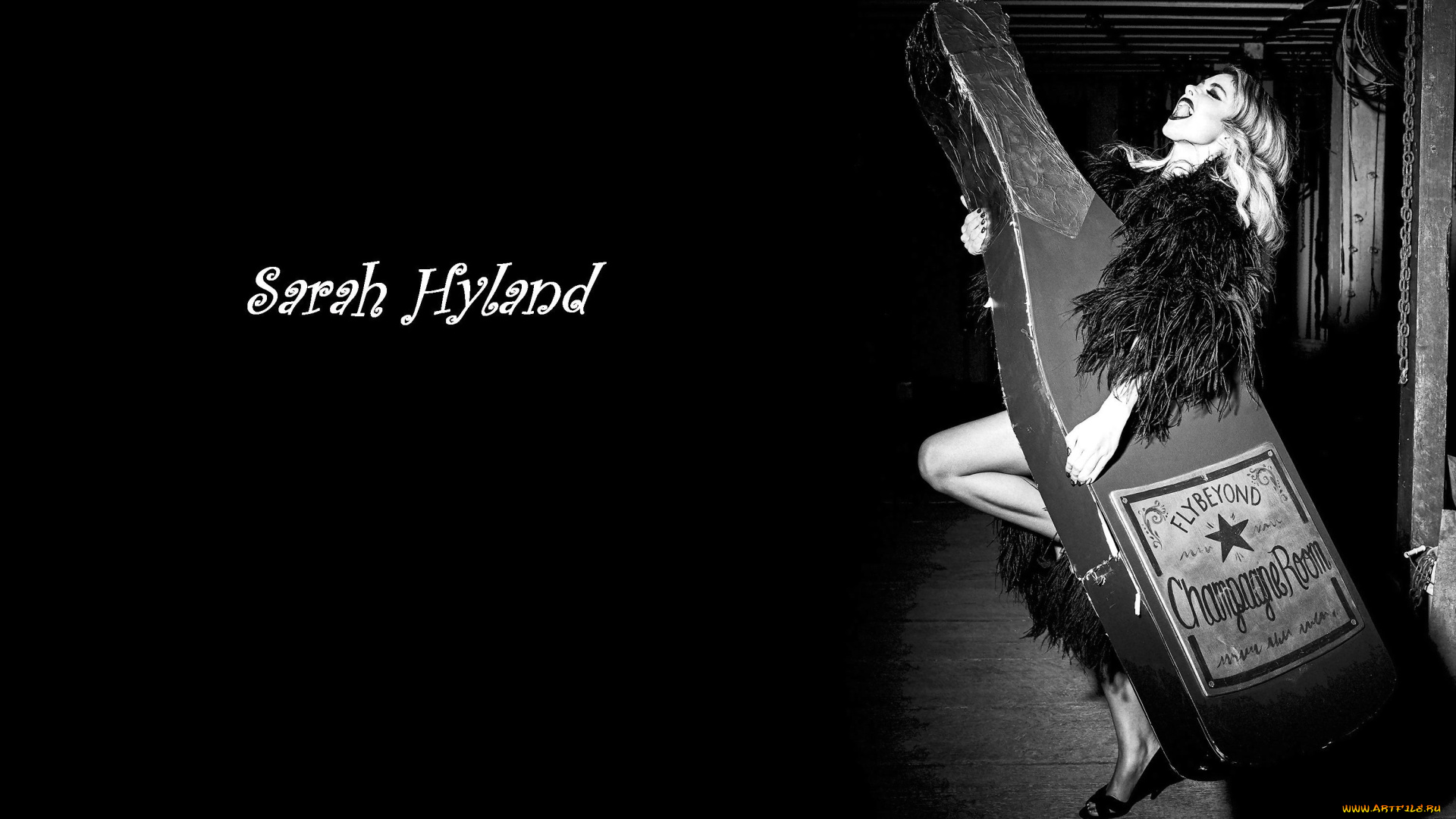 sarah, hyland, девушки, -unsort, , Черно-белые, обои, макет, бутылка, крик, актриса, блондинка, сара, хайлэнд, перья