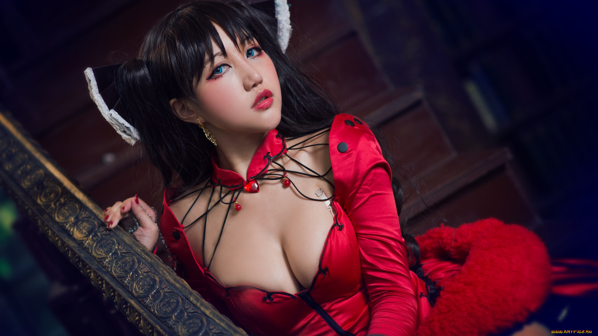 девушки, -unsort, , азиатки, грудь, взгляд, девушка, красный, лицо, поза, стиль, темный, фон, портрет, руки, макияж, брюнетка, прическа, костюм, лестница, наряд, перила, декольте, ступени