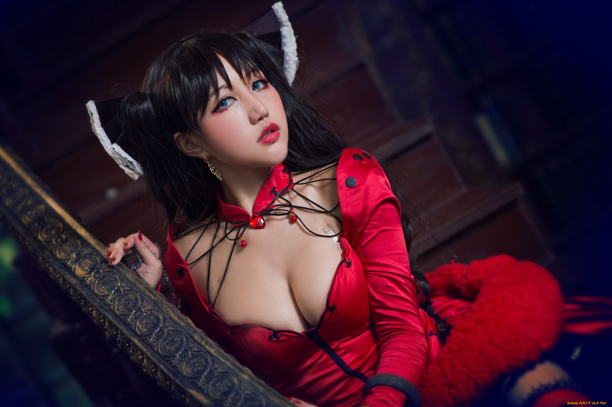 девушки, -unsort, , азиатки, грудь, взгляд, девушка, красный, лицо, поза, стиль, темный, фон, портрет, руки, макияж, брюнетка, прическа, костюм, лестница, наряд, перила, декольте, ступени