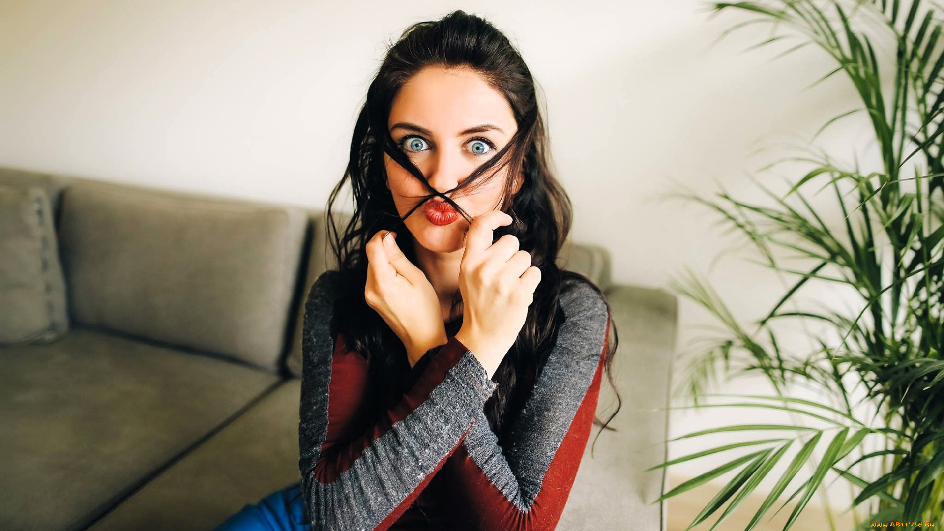 девушки, aurela, skandaj, шатенка, гримаса, свитер, диван