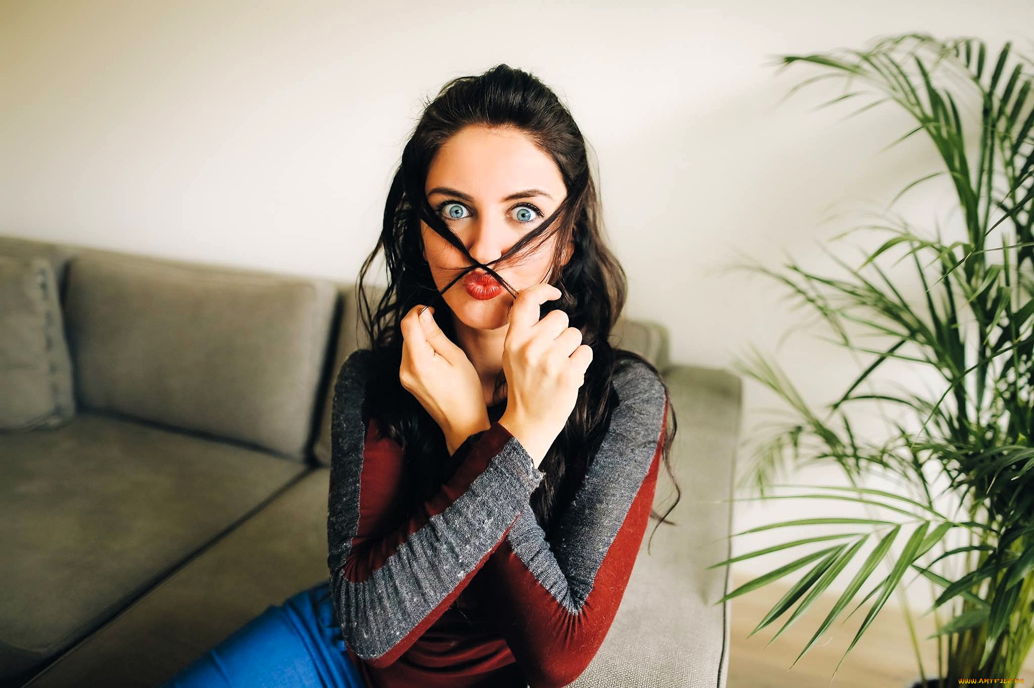 девушки, aurela, skandaj, шатенка, гримаса, свитер, диван