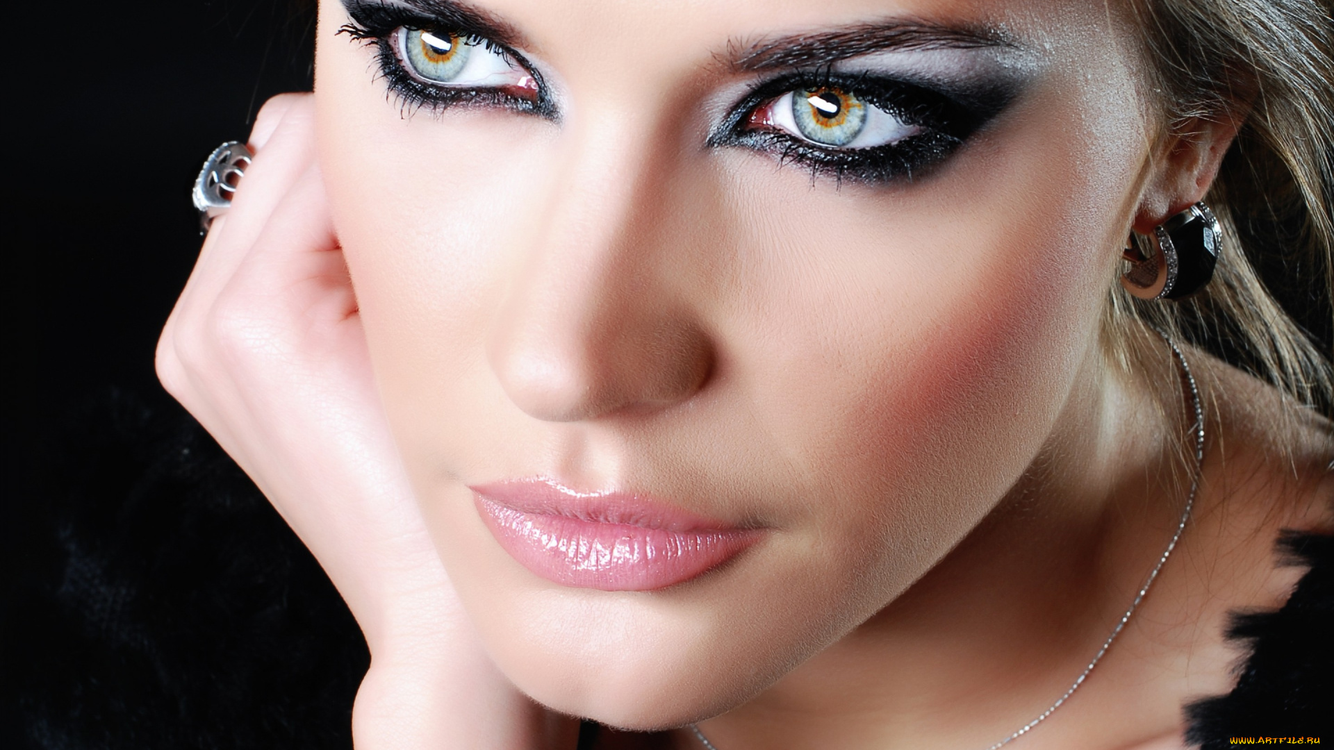 девушки, -unsort, , лица, , портреты, ресницы, макияж, девушка, кольцо, рука, губы, модель, лицо, взгляд