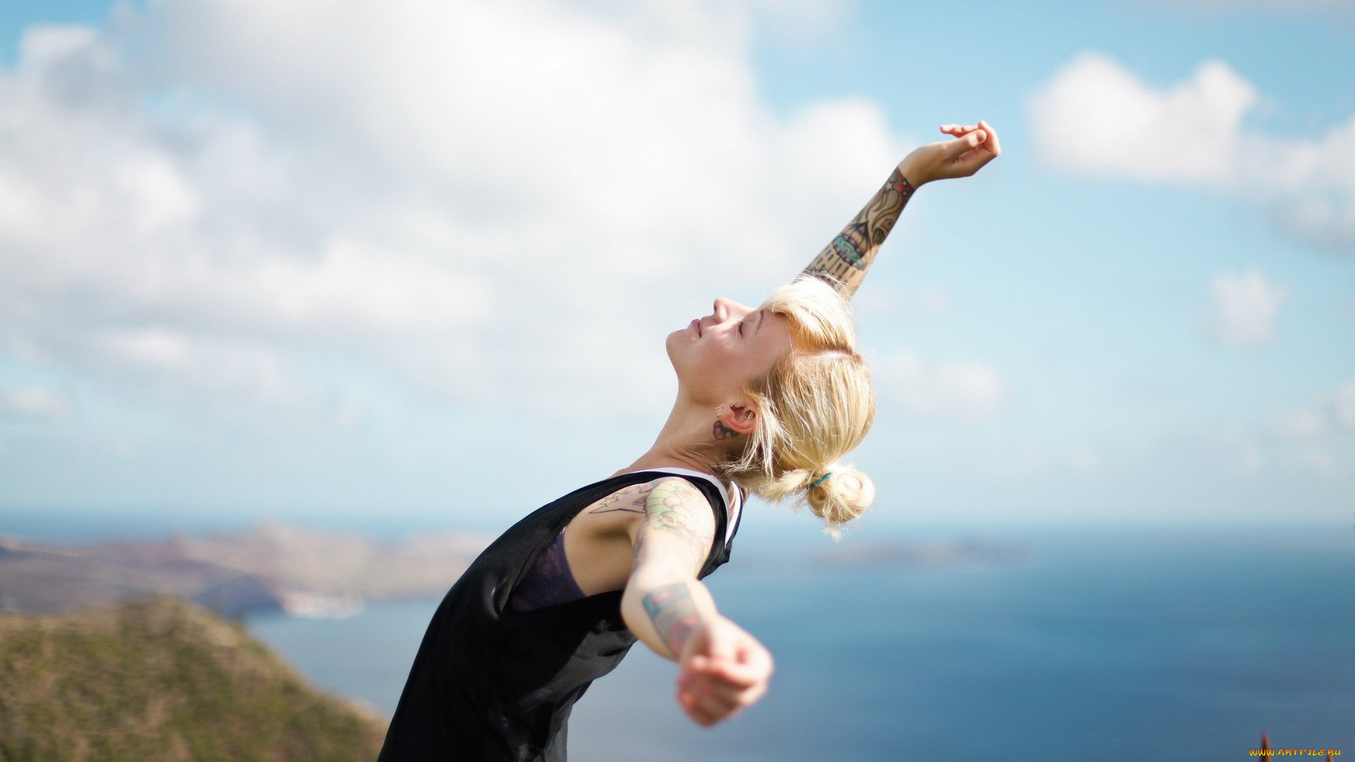 девушки, -unsort, , блондинки, блондинка, татуировки, улыбка, майка, обрыв