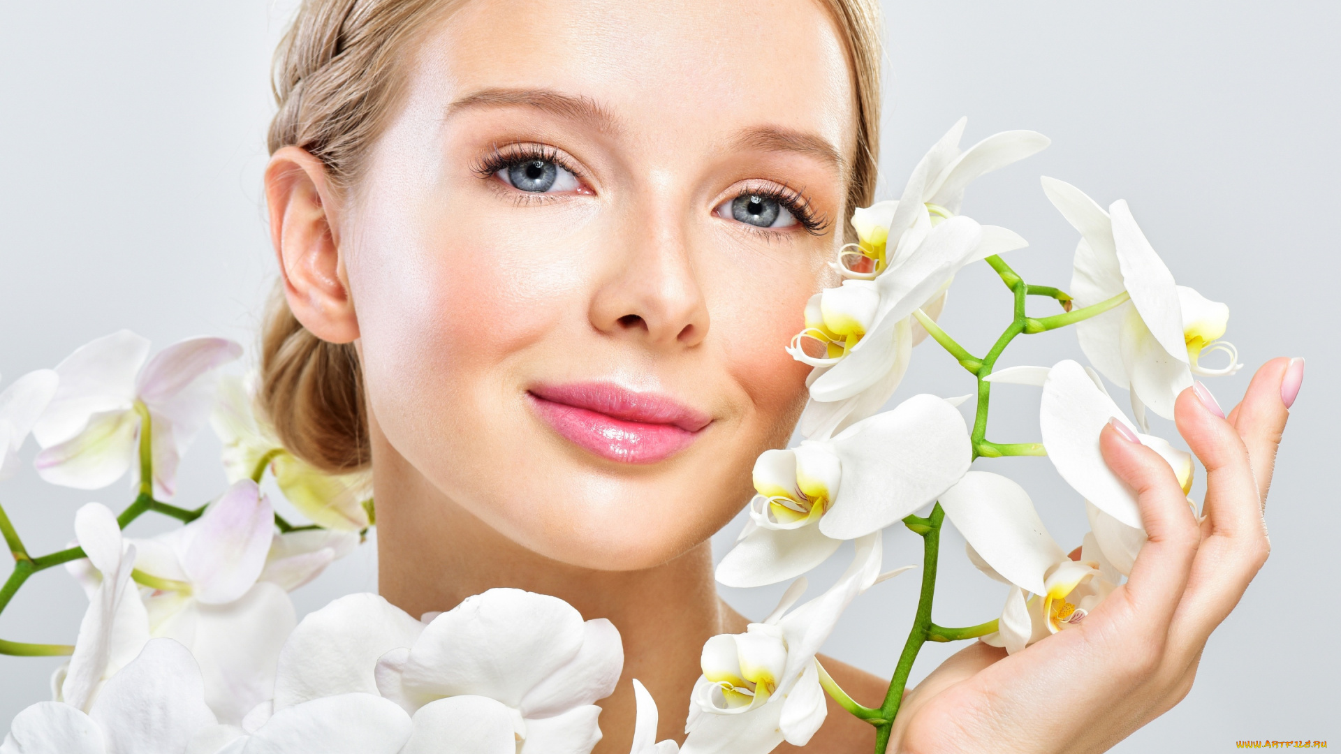 девушки, -unsort, , лица, , портреты, цветы, фон, улыбка, лицо, прическа, белые, орхидеи, крупный, план, шатенка, макияж, девушка
