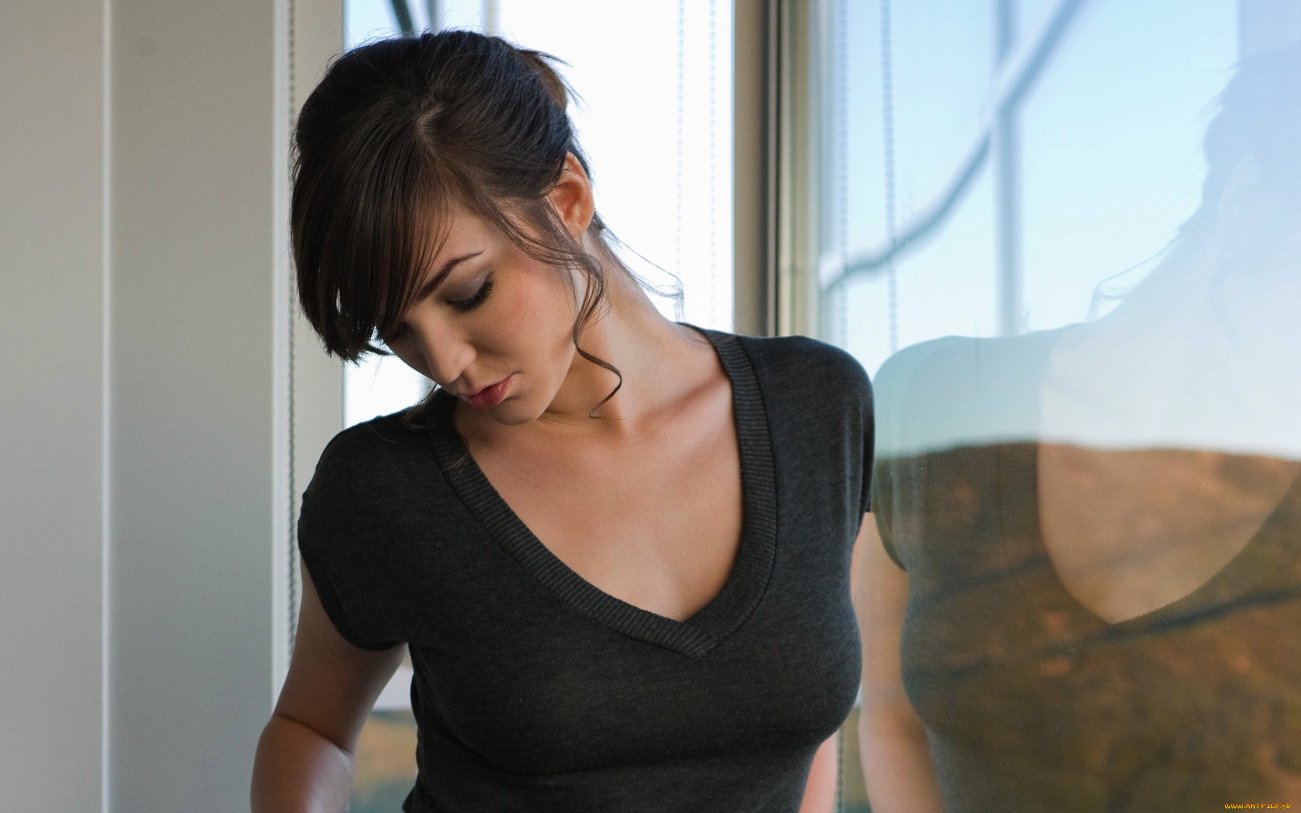 holly, michaels, девушки, окно, футболка, брюнетка