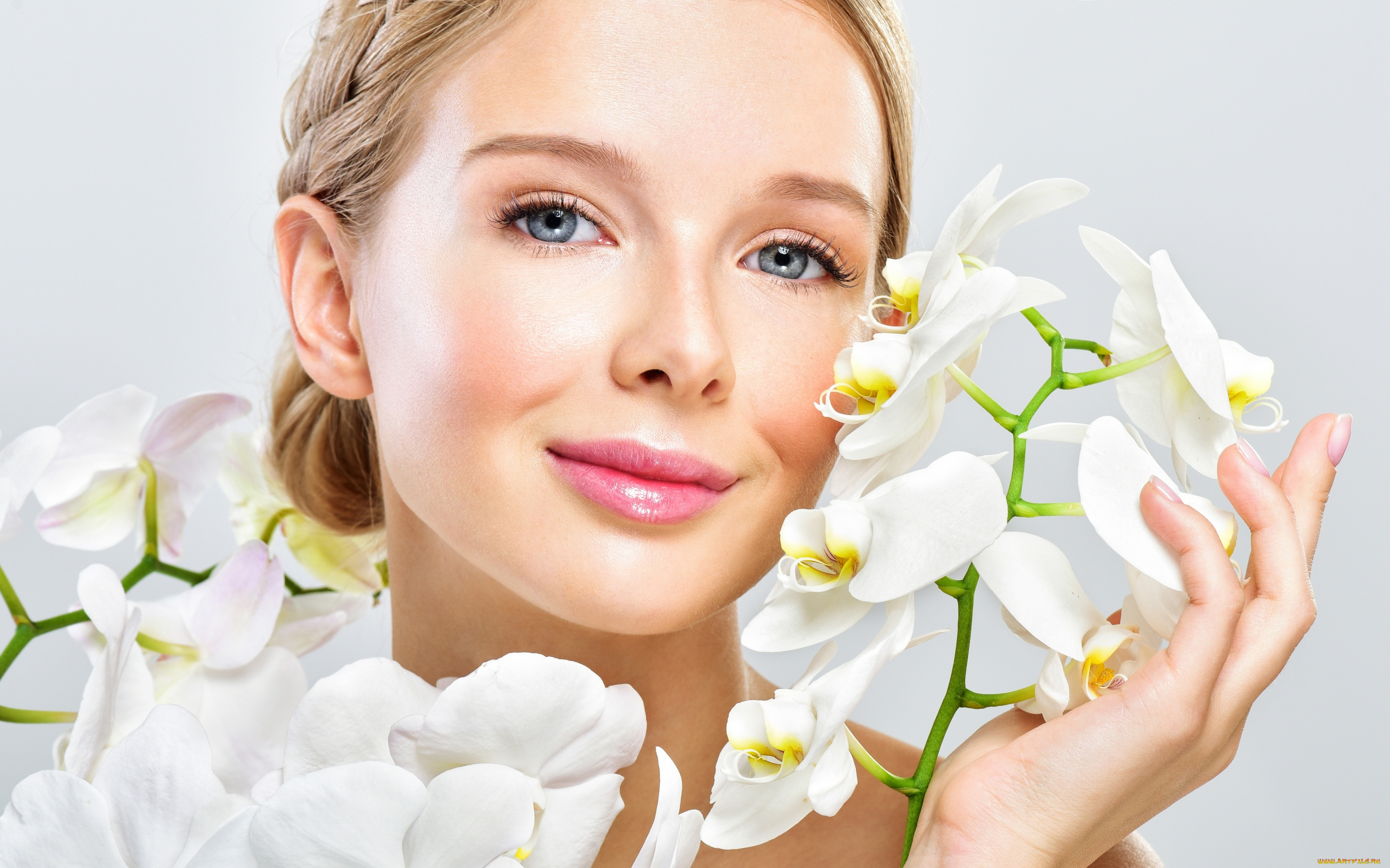 девушки, -unsort, , лица, , портреты, цветы, фон, улыбка, лицо, прическа, белые, орхидеи, крупный, план, шатенка, макияж, девушка