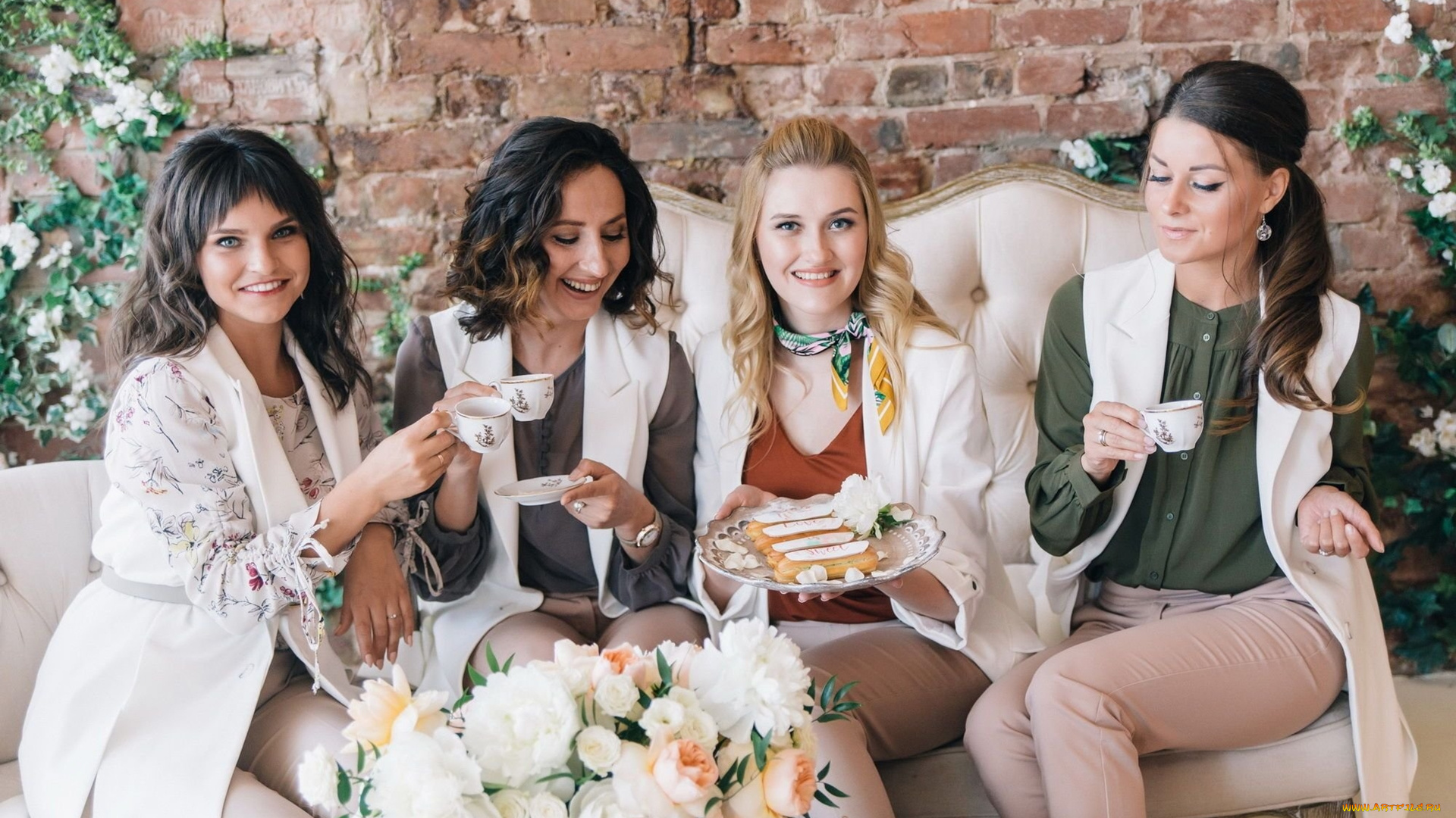 девушки, -, группа, девушек, группа, позы, фотосессия, цветы, улыбки, подруги