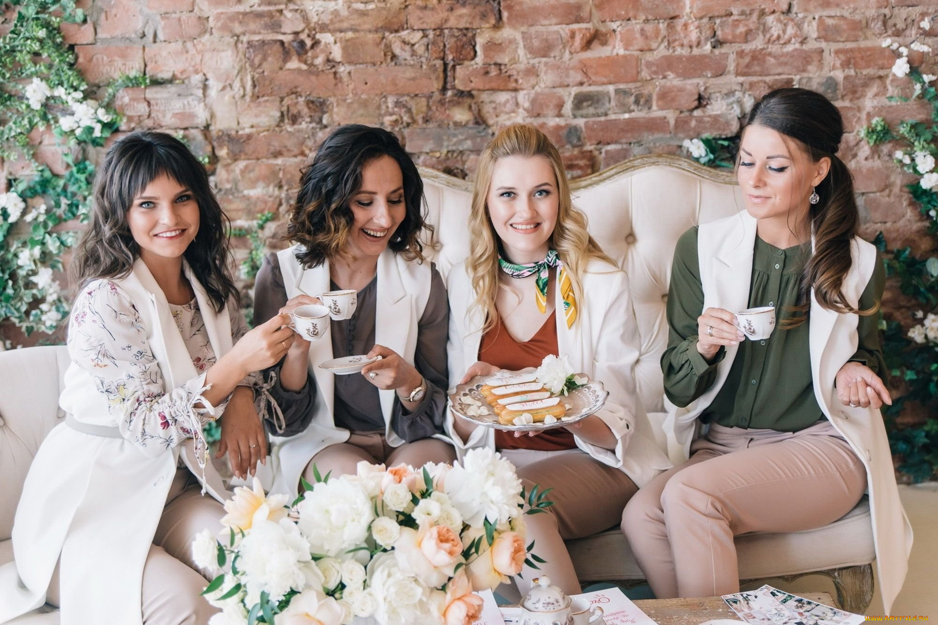 девушки, -, группа, девушек, группа, позы, фотосессия, цветы, улыбки, подруги