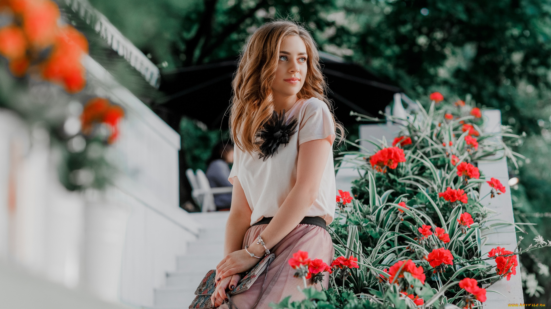 девушки, -, брюнетки, , шатенки, модель, брюнетка, смотрит, вдаль, глубина, резкости, цветы, женщины, на, природе, анна, филоненко, розовая, юбка, футболка