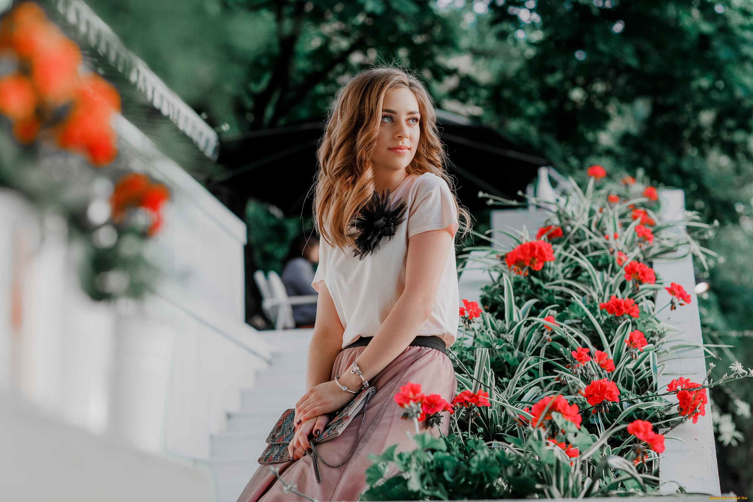 девушки, -, брюнетки, , шатенки, модель, брюнетка, смотрит, вдаль, глубина, резкости, цветы, женщины, на, природе, анна, филоненко, розовая, юбка, футболка