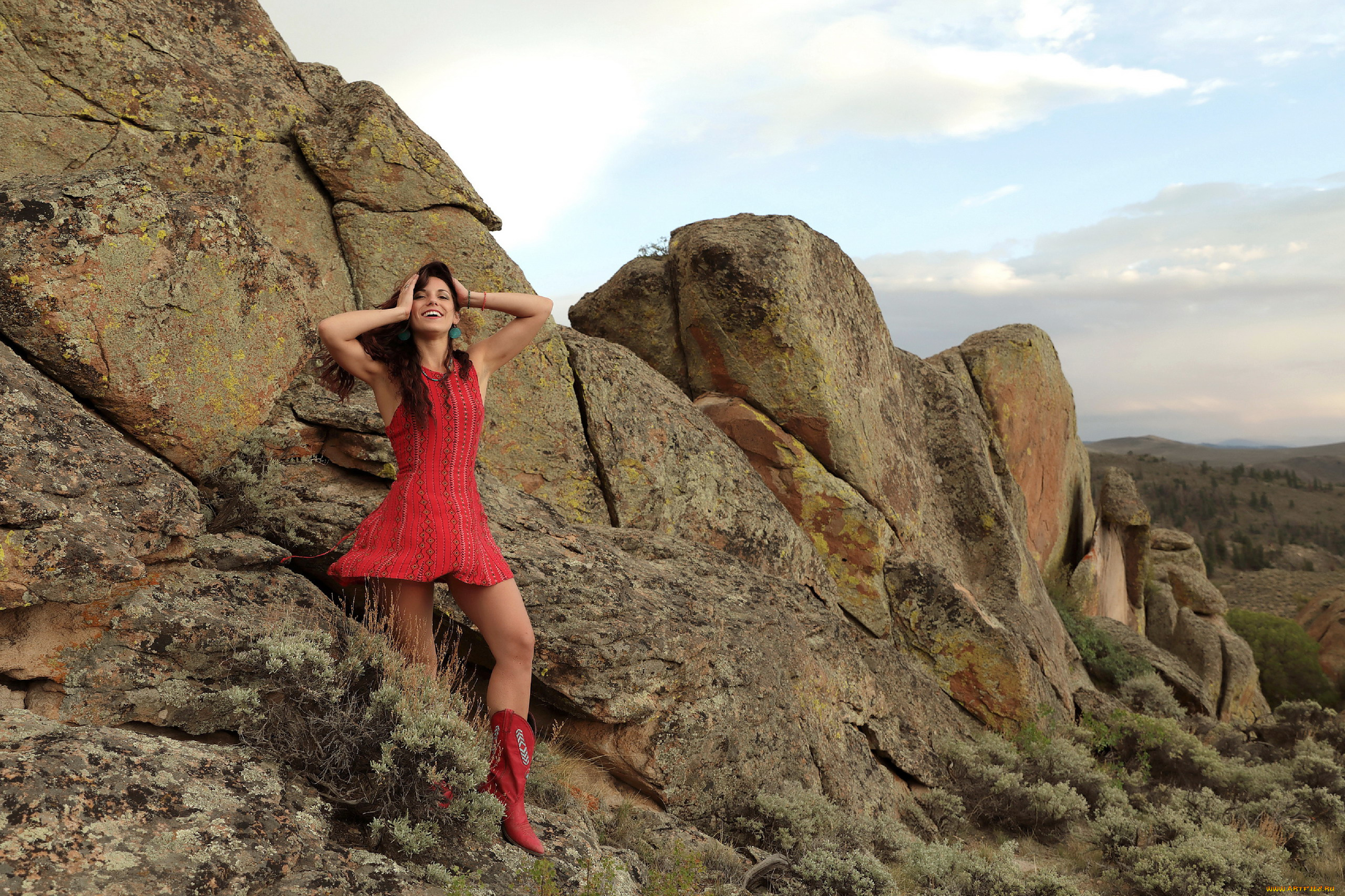 девушки, elena, generi, скалы, брюнетка, поза, платье, мини, улыбка