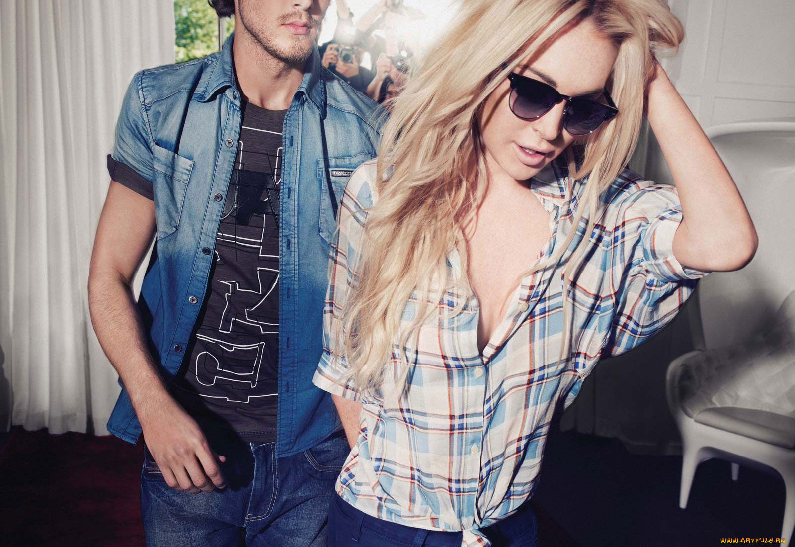 Lindsay, Lohan, девушки, мужчина, фотографы, репортеры, очки, блондинка, журналисты, кресло, рубашка