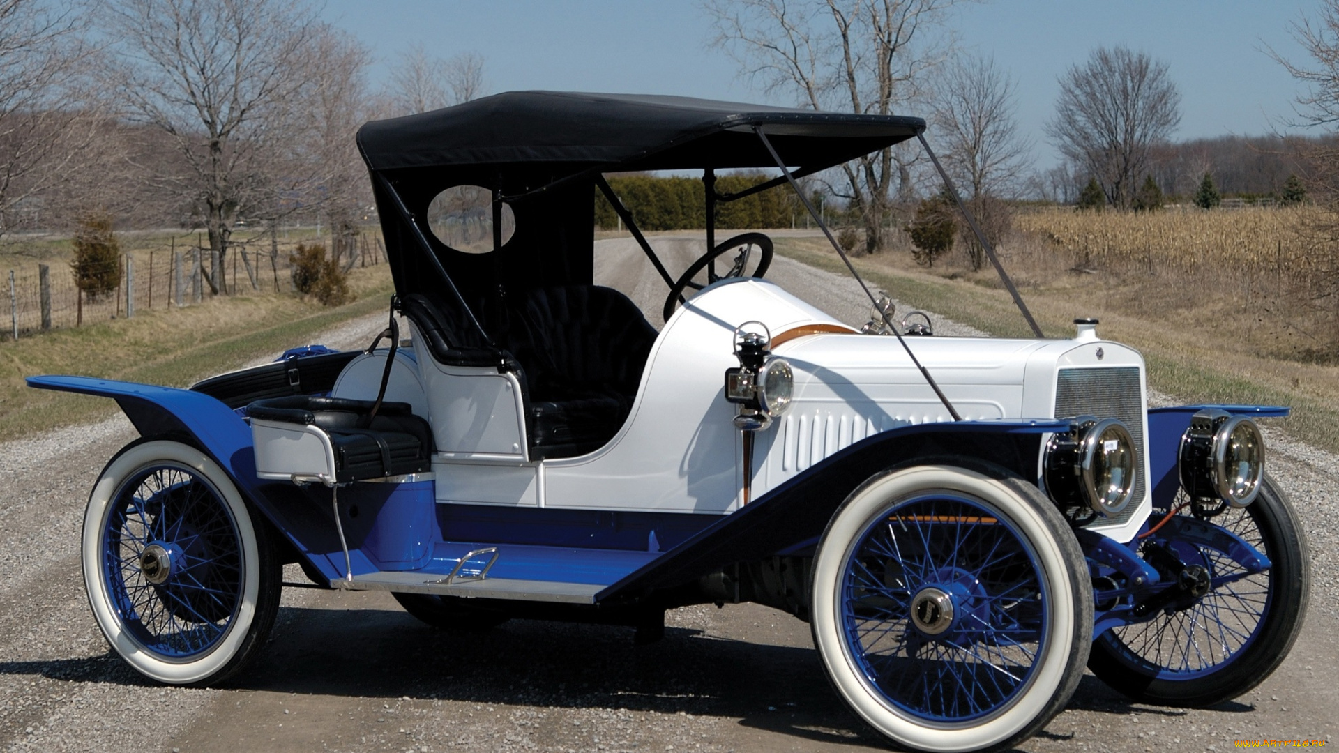 автомобили, классика, деревья, дорога, автомобиль, небо, изгородь