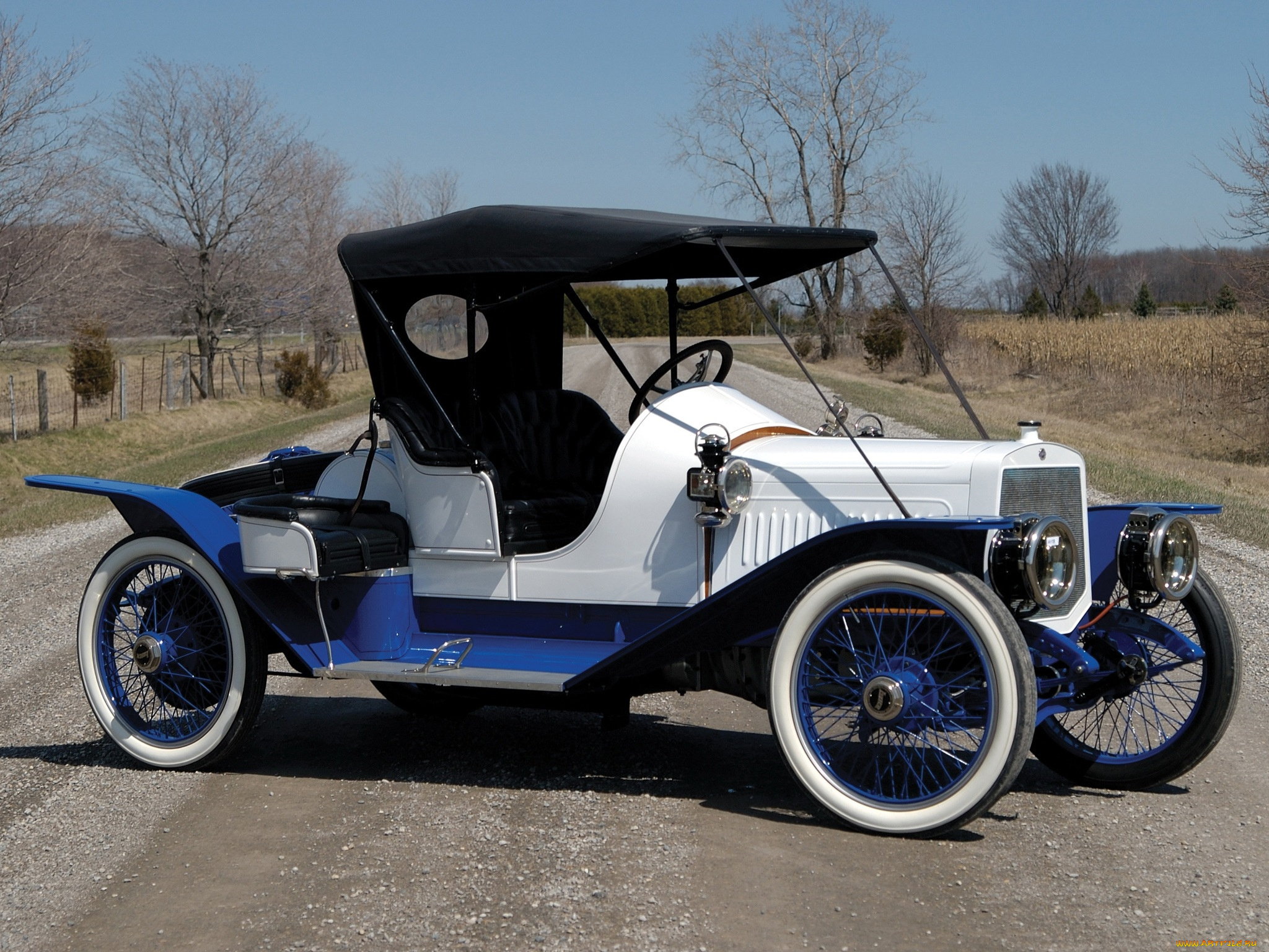 автомобили, классика, деревья, дорога, автомобиль, небо, изгородь