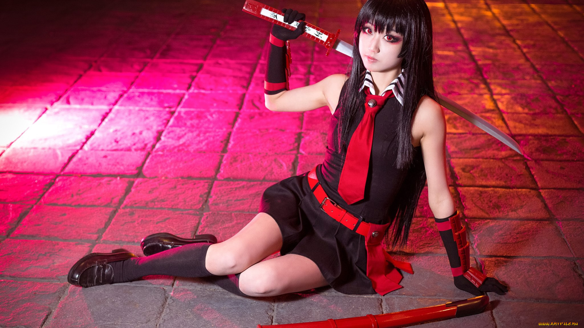 девушки, -, креатив, , косплей, косплей, акаме, akame, ga, kill, высокий, угол, брюнетка, красные, глаза, катана, меч, азиатка, модель, контактные, линзы, галстук, костюмы, темные, волосы, колени, вместе, смотрит, на, зрителя