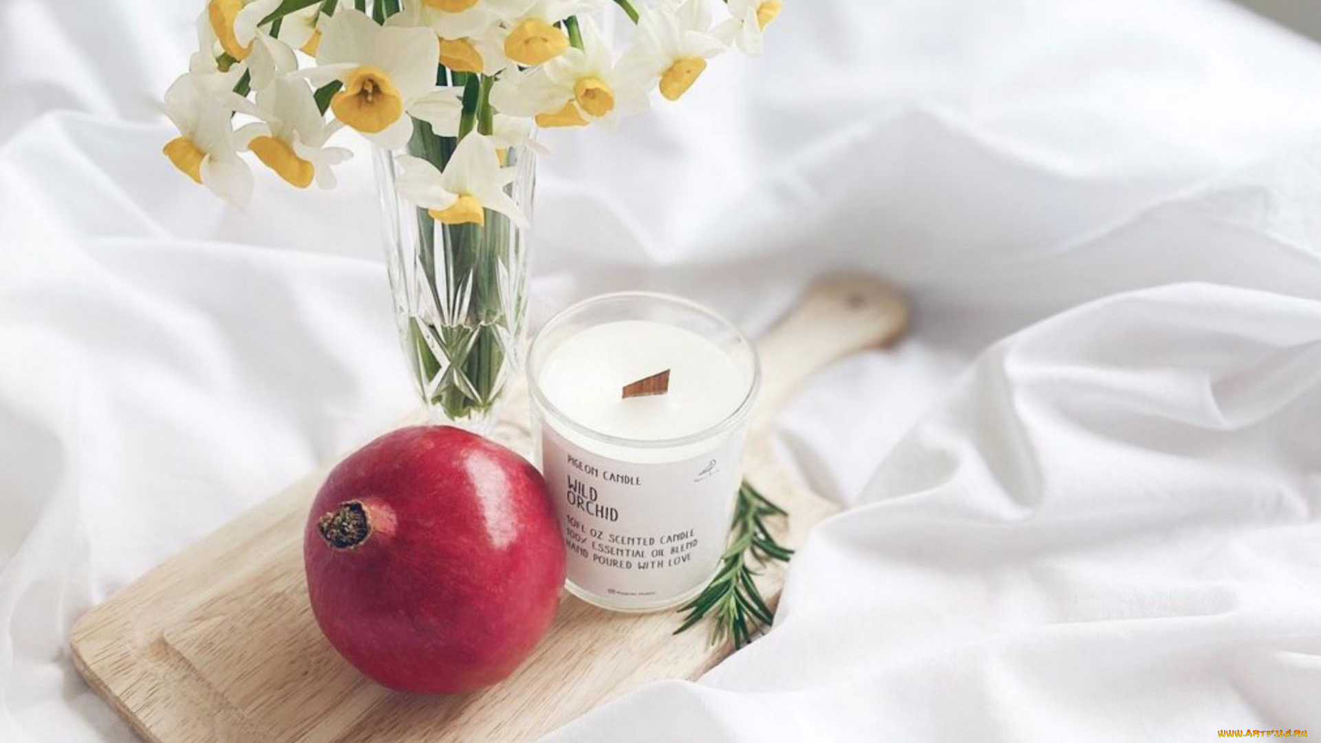 еда, гранат, свеча, букет, нарциссы